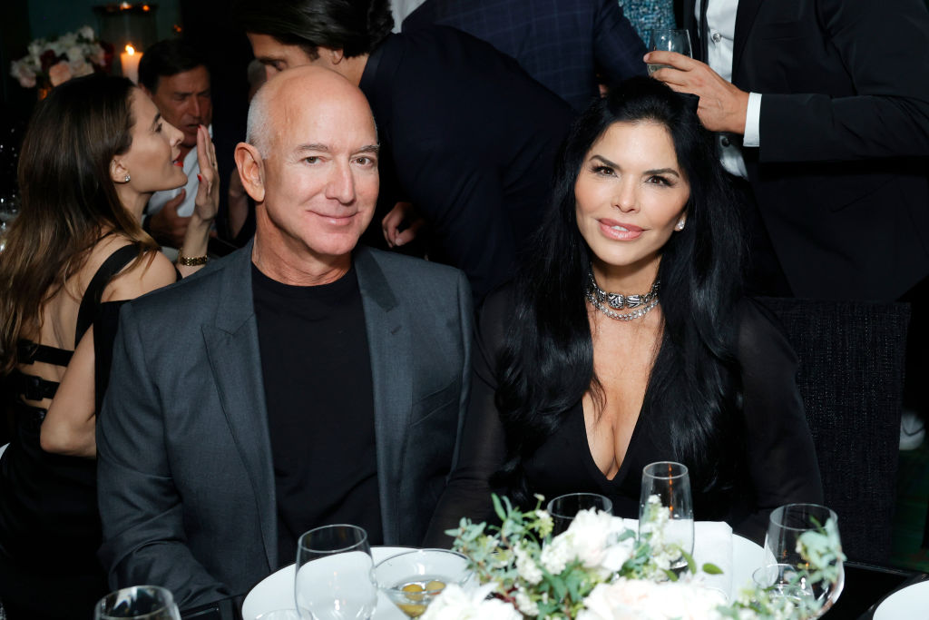 Jeff Bezos y Lauren Sánchez asisten a la cena anual previa a los Premios Oscar organizada por CHANEL y Charles Finch en The Polo Lounge del hotel The Beverly Hills el 9 de marzo de 2024 en Beverly Hills, California.