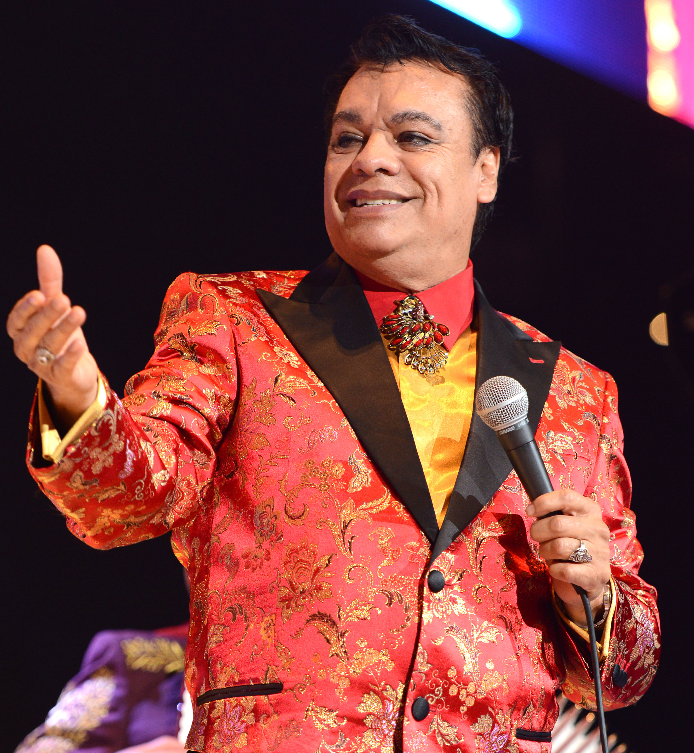 El cantante Juan Gabriel se presenta durante su "Volver Tour 2014" el 28 de septiembre de 2014 en Oakland, California. | Fuente: Getty Images.