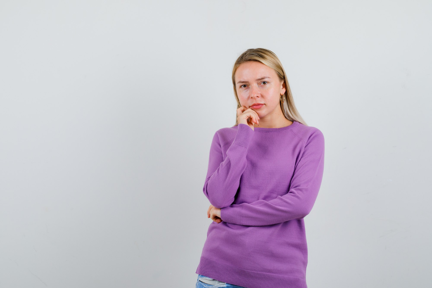 Una mujer perdida en sus pensamientos | Fuente: Freepik