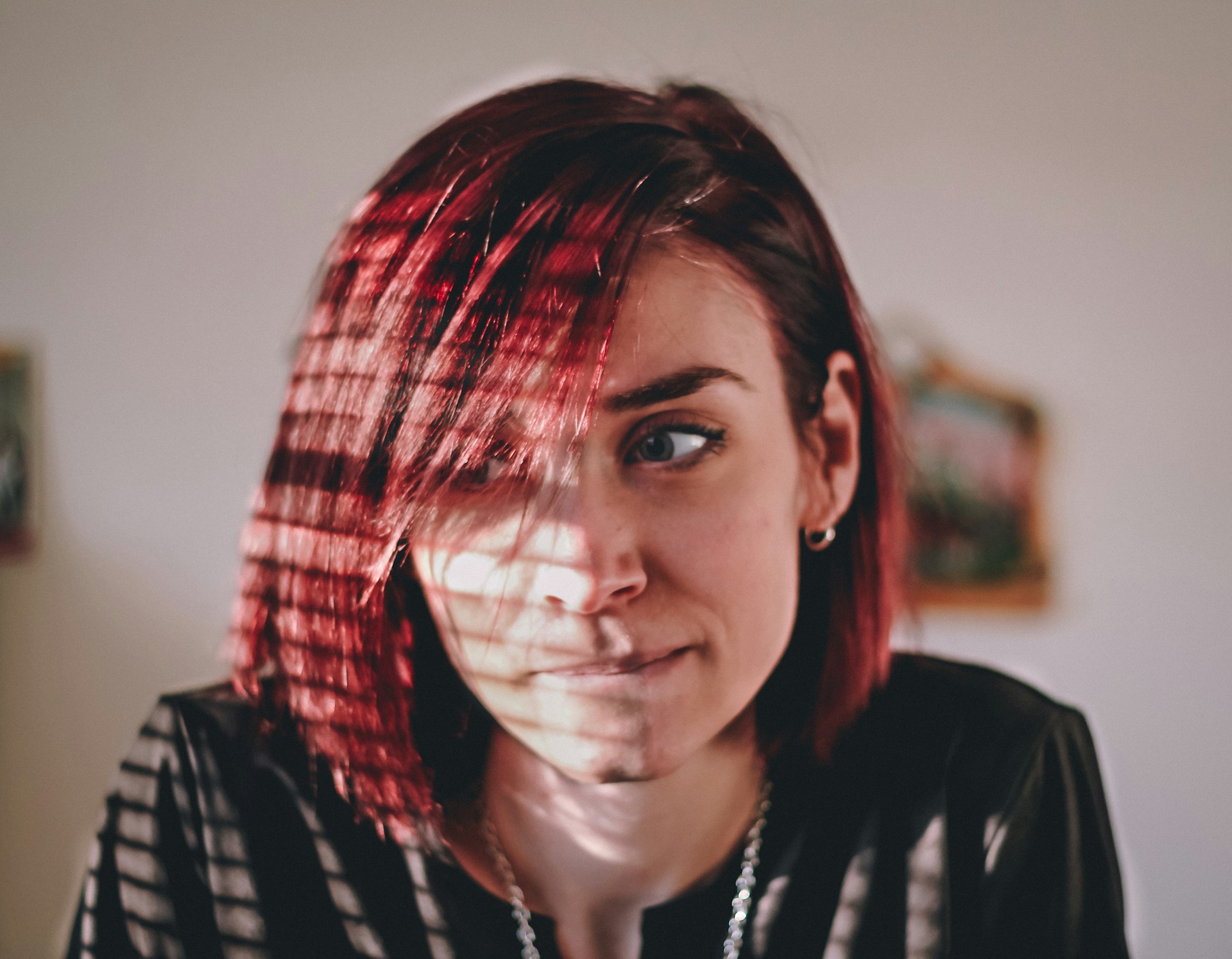 Una mujer mordiéndose el labio dubitativamente | Fuente: Unsplash