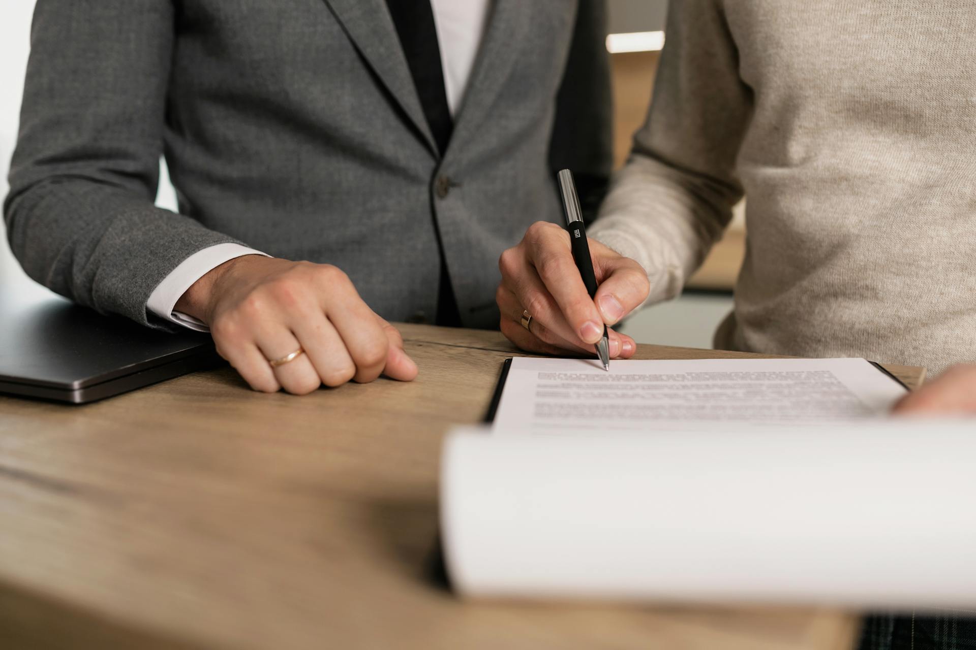 Un hombre firmando un documento | Fuente: Pexels