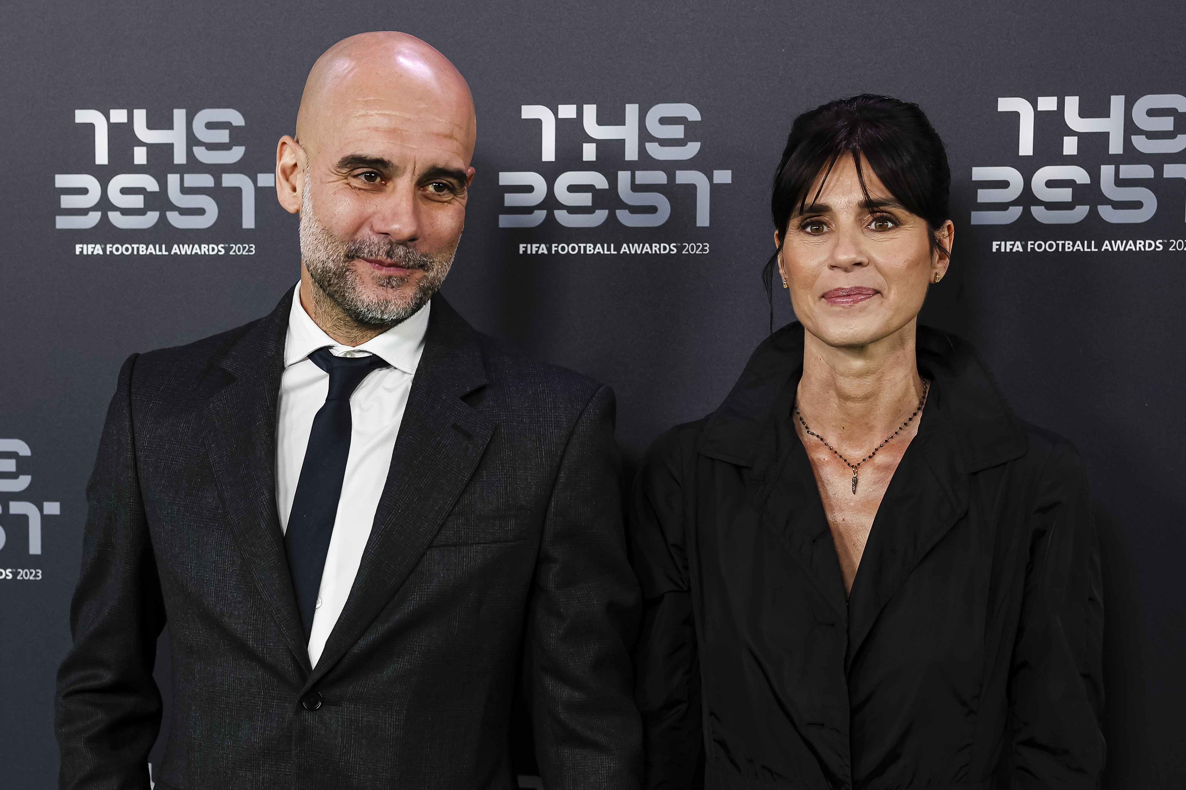 Pep Guardiola y su esposa Cristina Serra posan para las fotos durante la llegada a la alfombra verde en el Teatro Apollo el 15 de enero de 2024 en Londres, Inglaterra. | Fuente: Getty Images