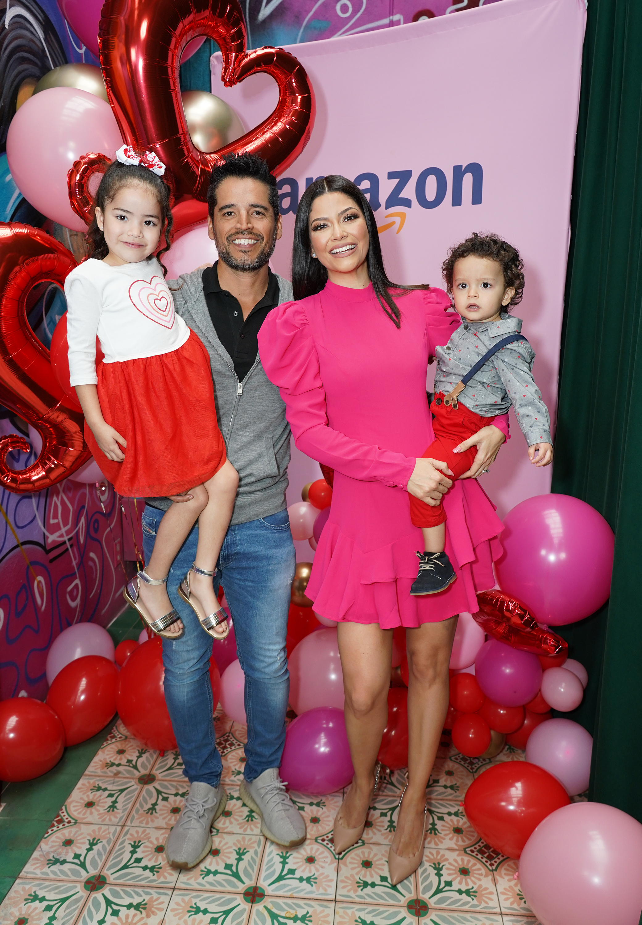 Luis Carlos Martínez y Ana Patricia Gámez posan con sus hijos Giulietta y Gael durante el evento Amazon Celebra El Dia De San Valentin en el restaurante Chispa el 7 de febrero de 2020 en Miami, Florida. | Fuente: Getty Images