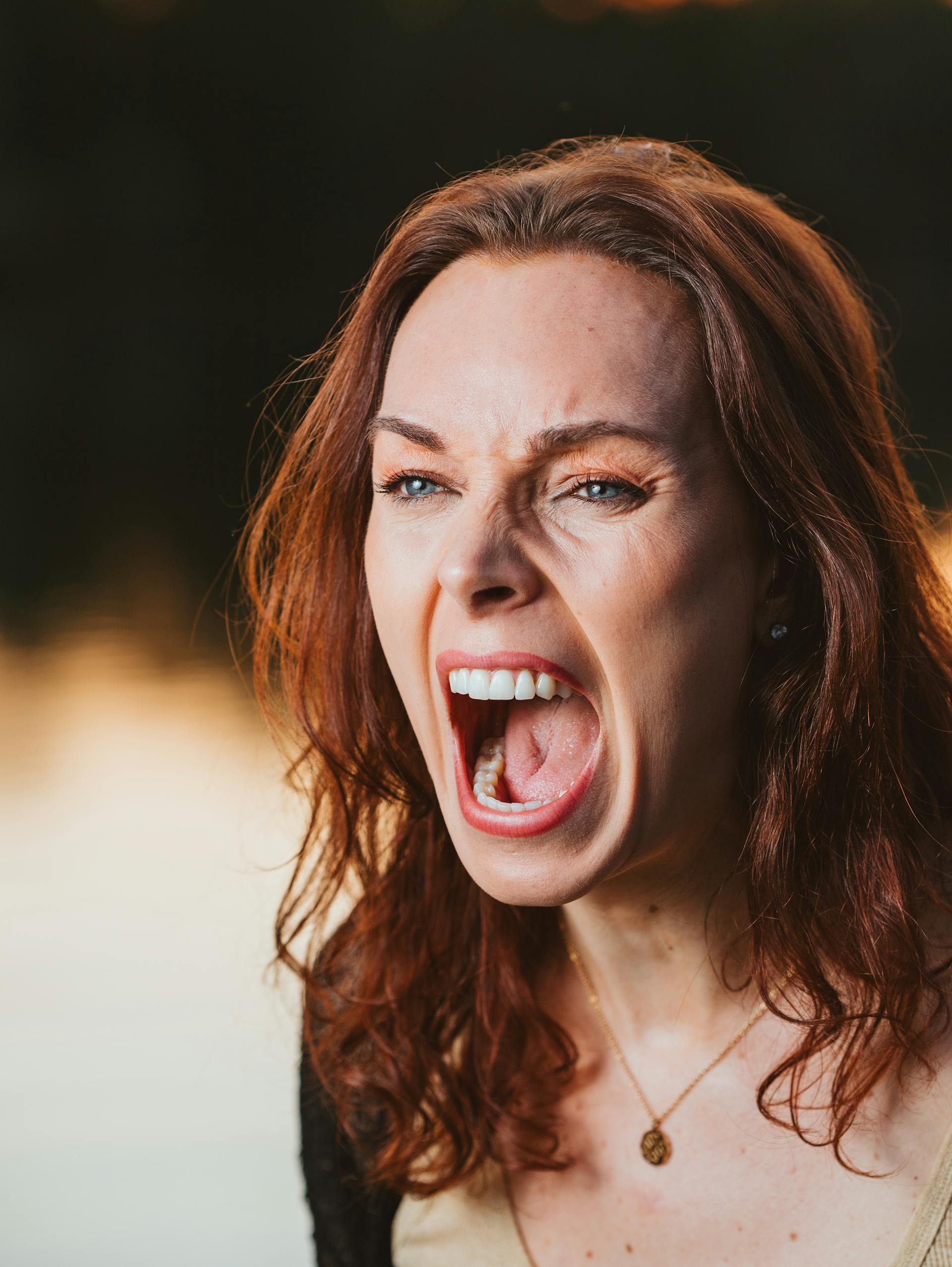 Una mujer gritando a alguien | Fuente: Pexels