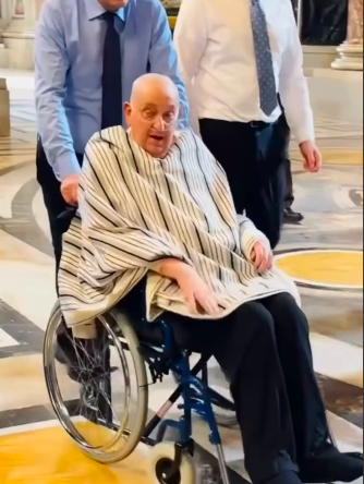 El Papa Francisco en la Basílica de San Pedro. | Fuente: Instagram/cruxstationalis