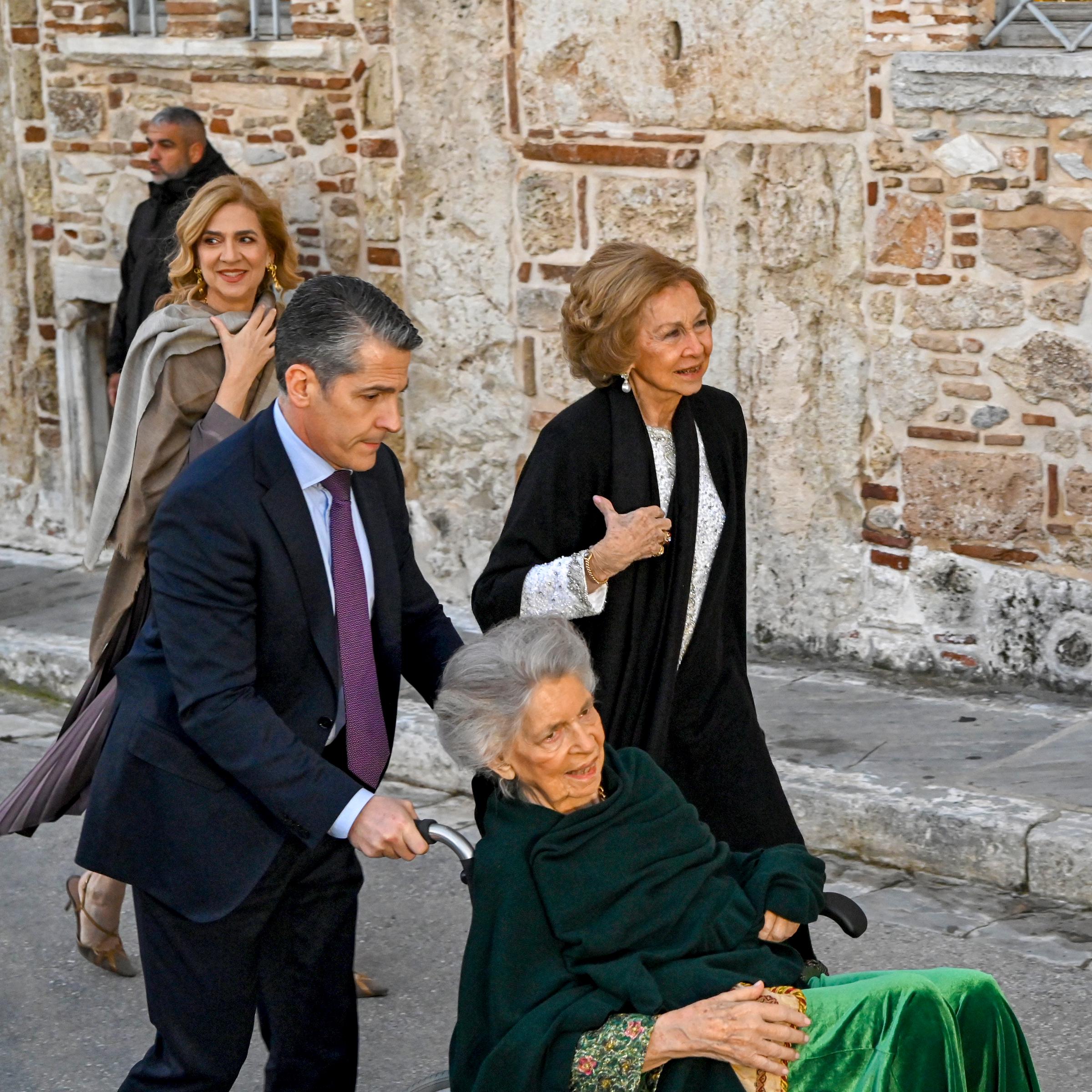 La reina emérita Sofía, la infanta Cristina de España y la princesa Irene de Grecia, llegando a la boda de Nicolás de Grecia y Chrysi Vardinogianni en la iglesia de San Nicolás de Rangava el 7 de febrero de 2025 en Atenas, Grecia. | Fuente: Getty Images