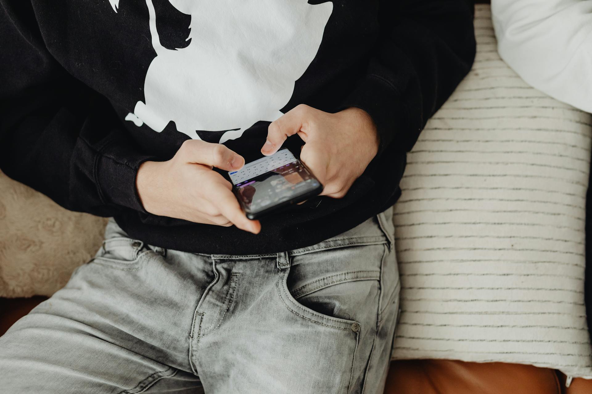 Un niño sujetando su teléfono | Fuente: Pexels