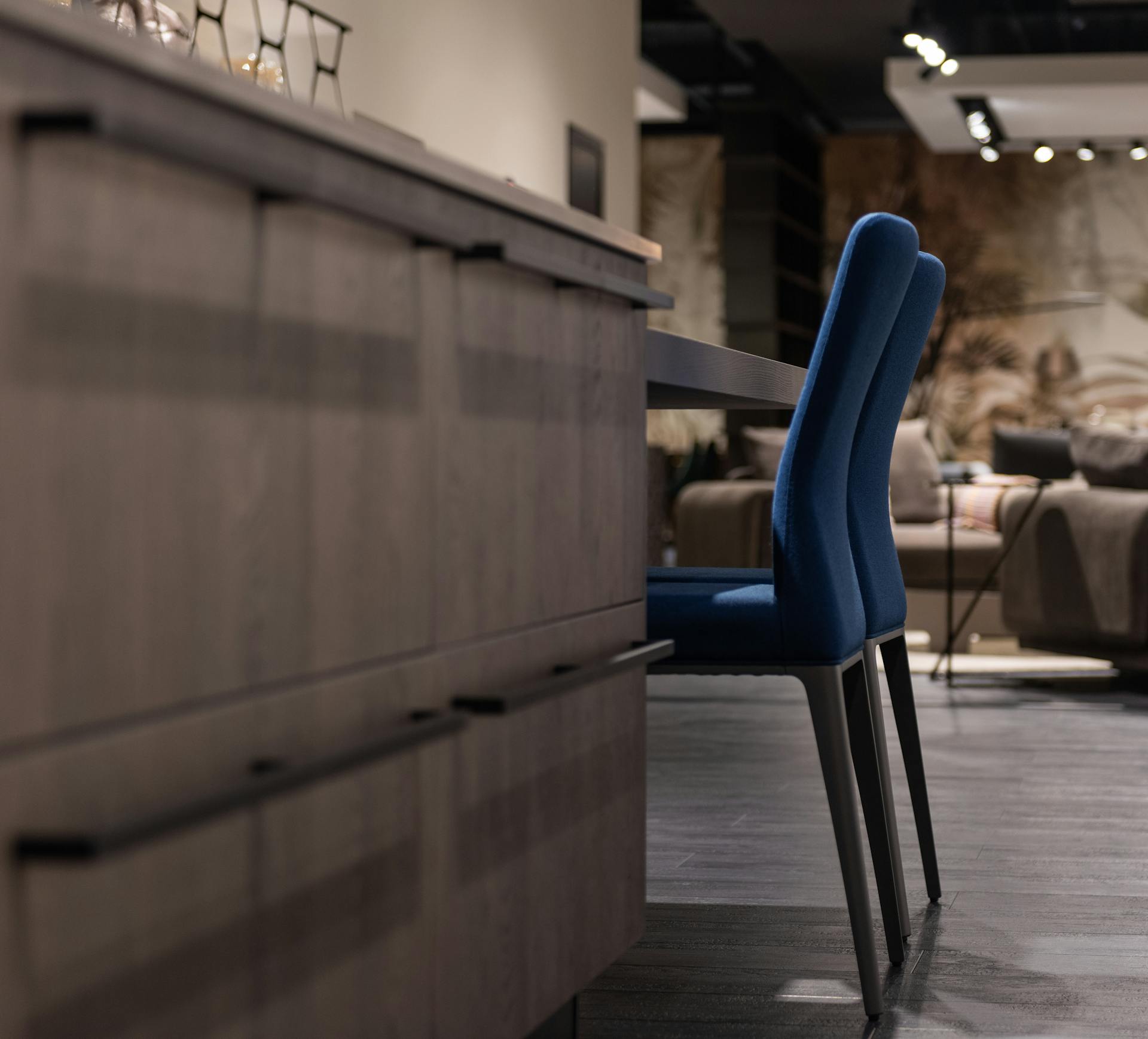 Sillas cerca de una mesa de cocina | Fuente: Pexels