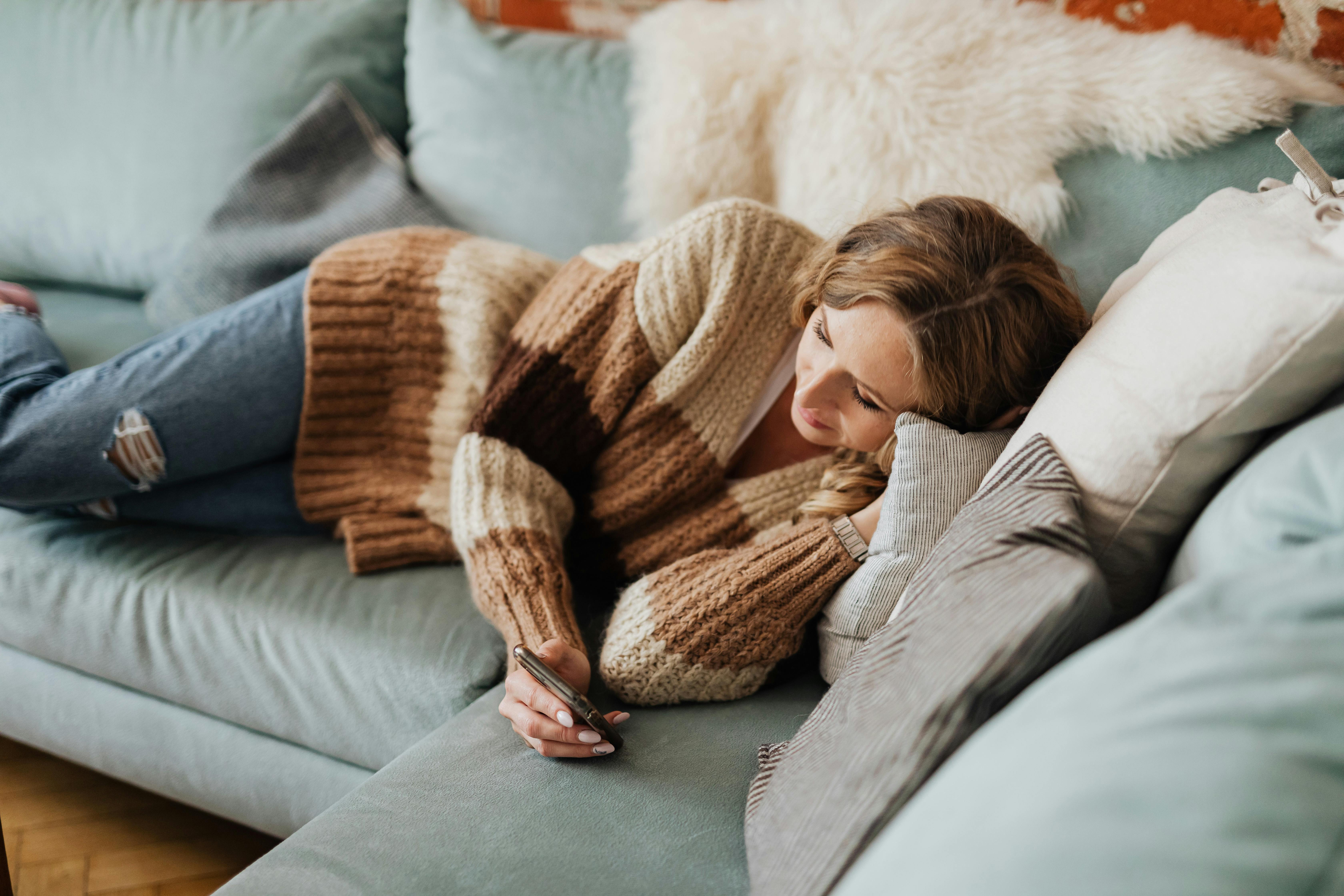 Una mujer revisando su teléfono | Fuente: Pexels