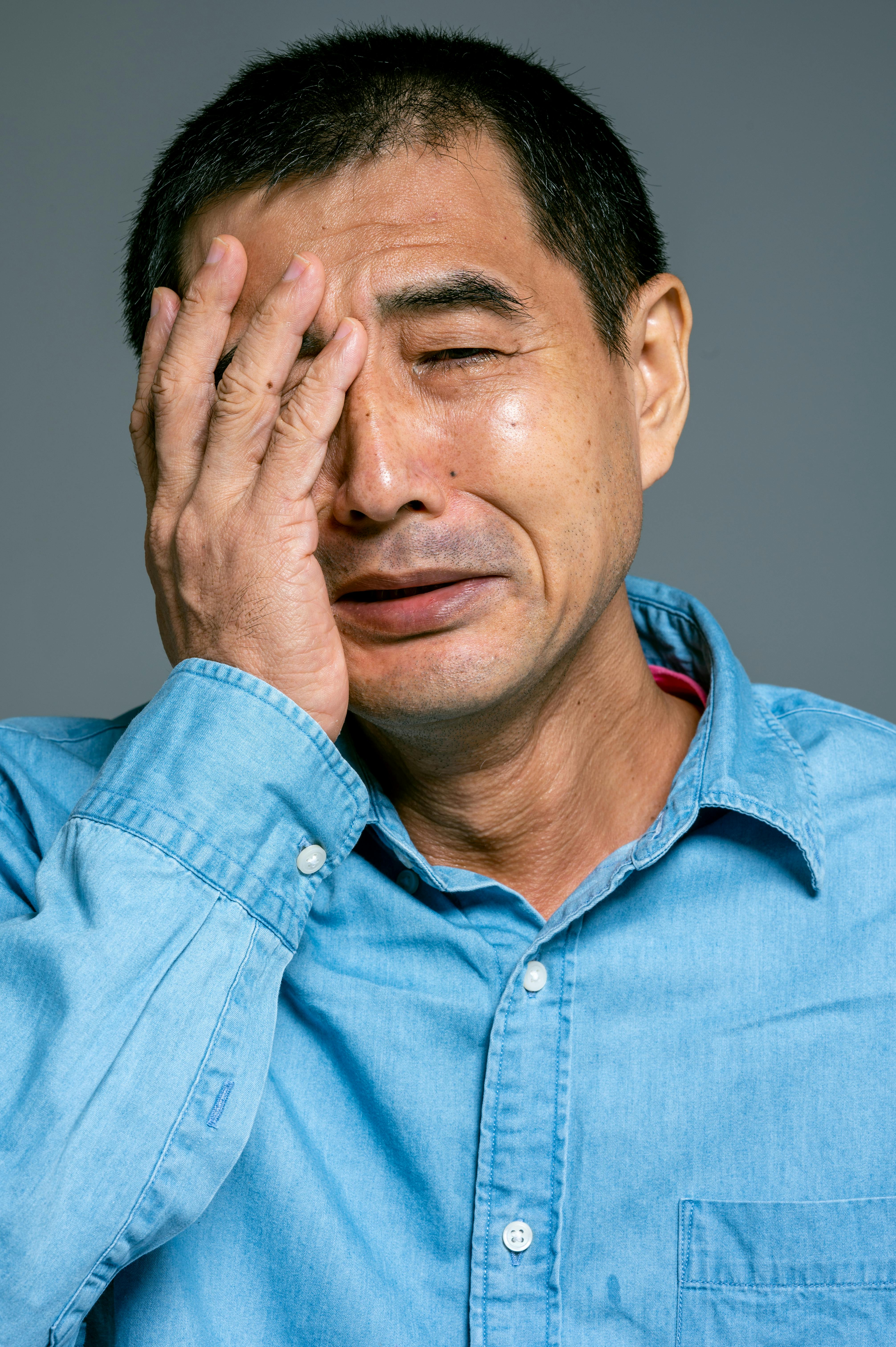 Un hombre llorando | Fuente: Pexels
