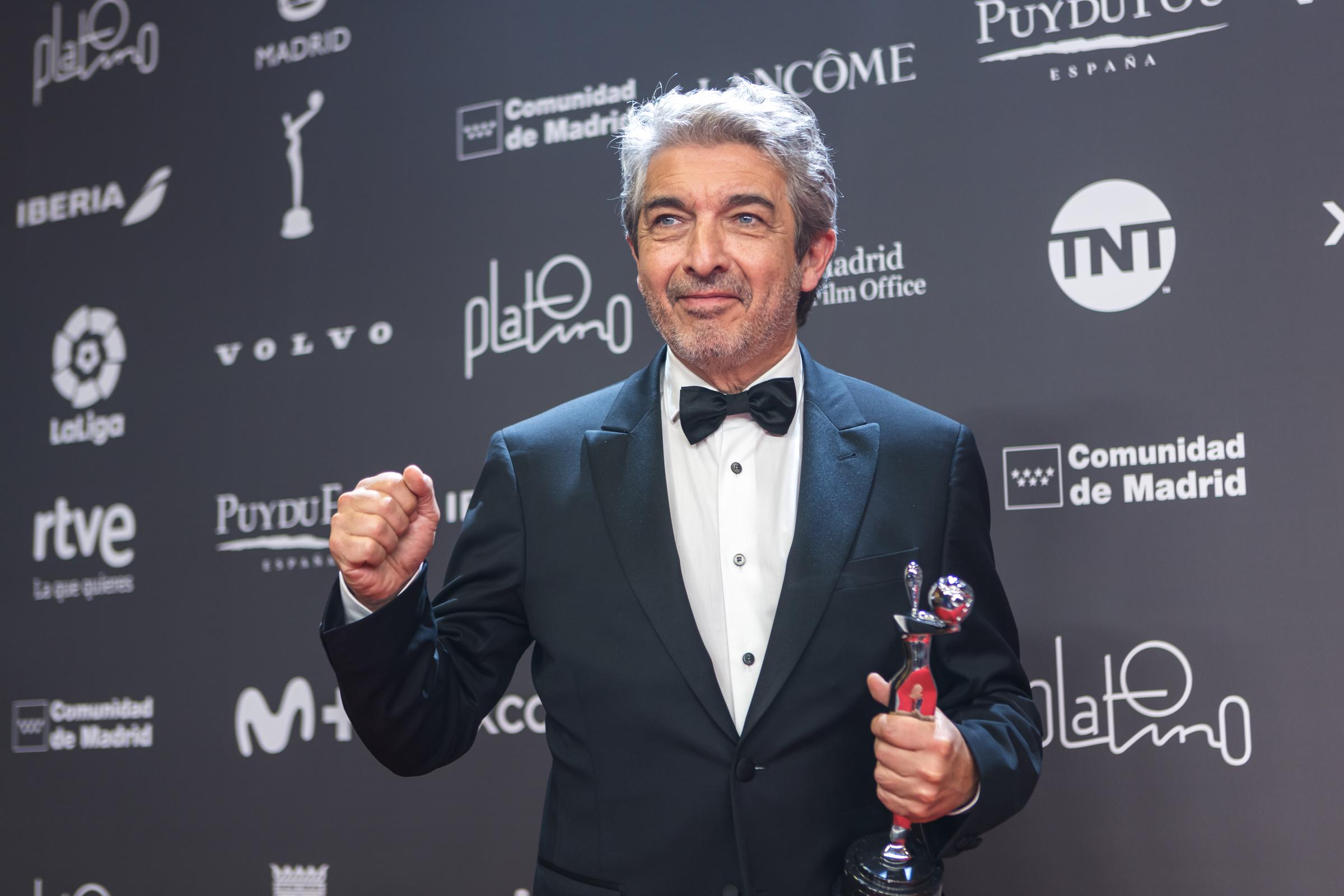 Ricardo Darín tiene el premio al Mejor Actor por la película "Argentina, 1985" durante los Premios Platino del Cine Iberoamericano 2023 en IFEMA Palacio Municipal el 22 de abril de 2023 en Madrid, España. | Fuente: Getty Images
