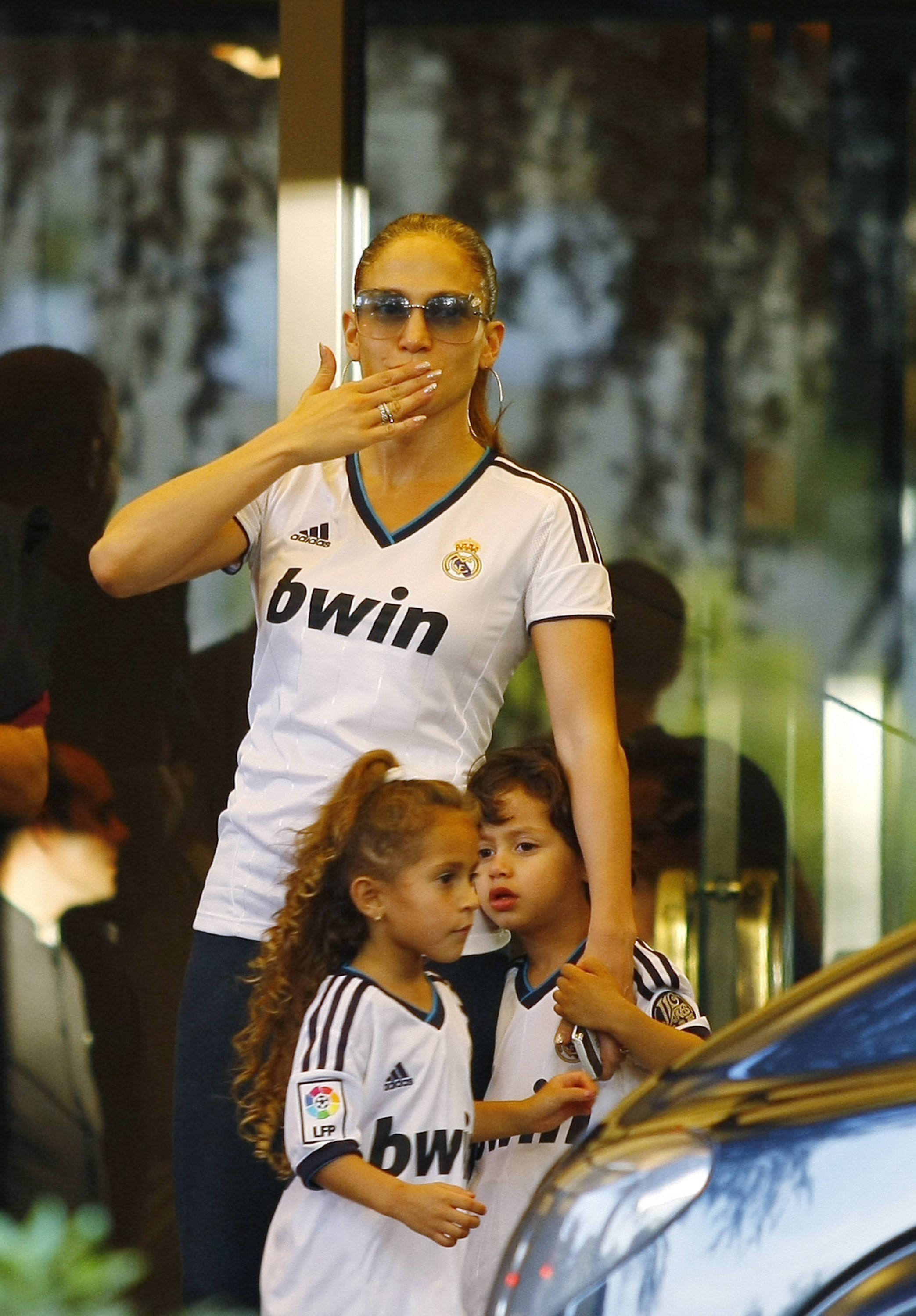 Jennifer Lopez y sus hijos son vistos en su hotel vistiendo camisetas del club Real Madrid, el 7 de octubre de 2012 en Madrid, España. | Fuente: Getty Images.