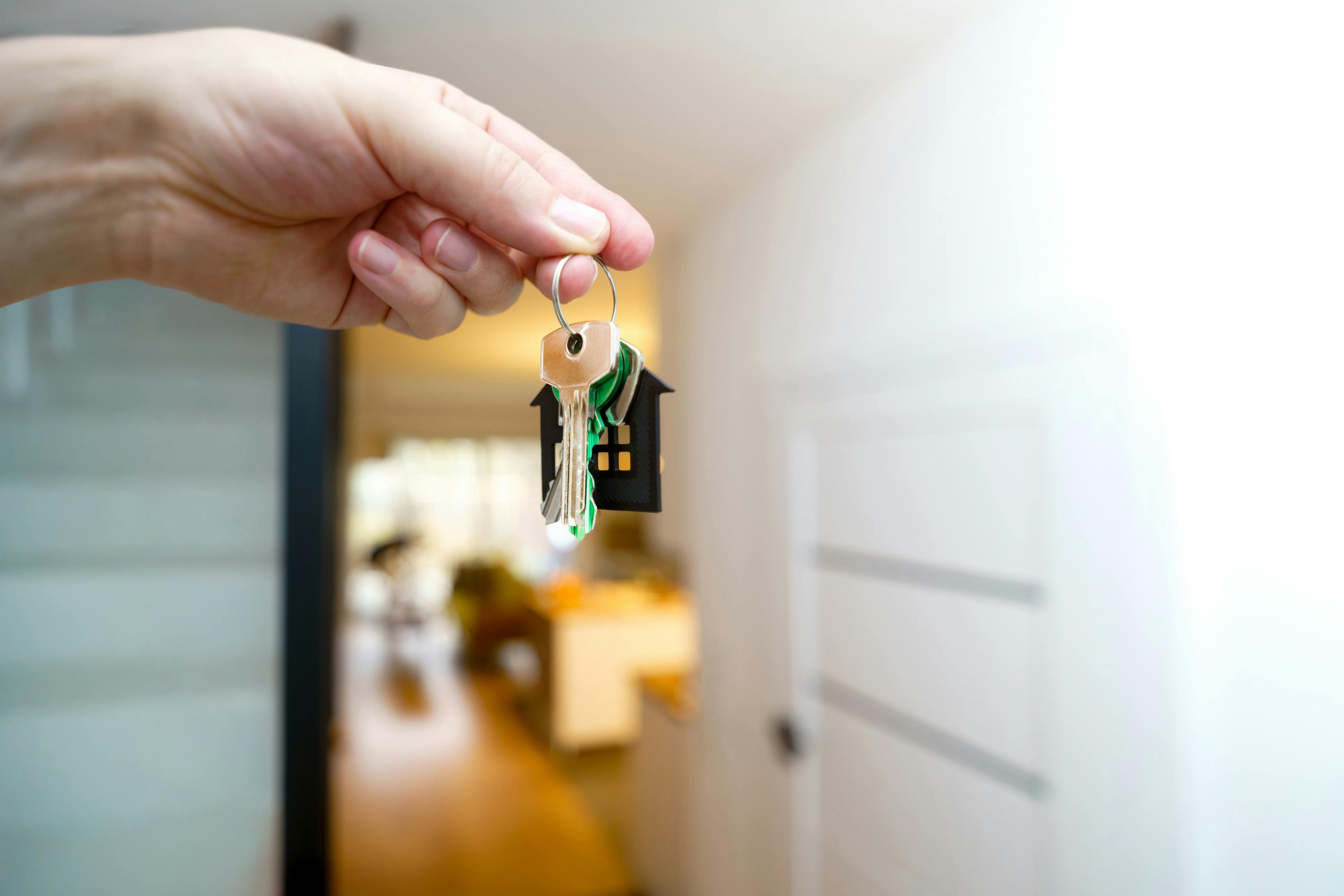 Una mano sujetando la llave de una casa | Fuente: Pexels