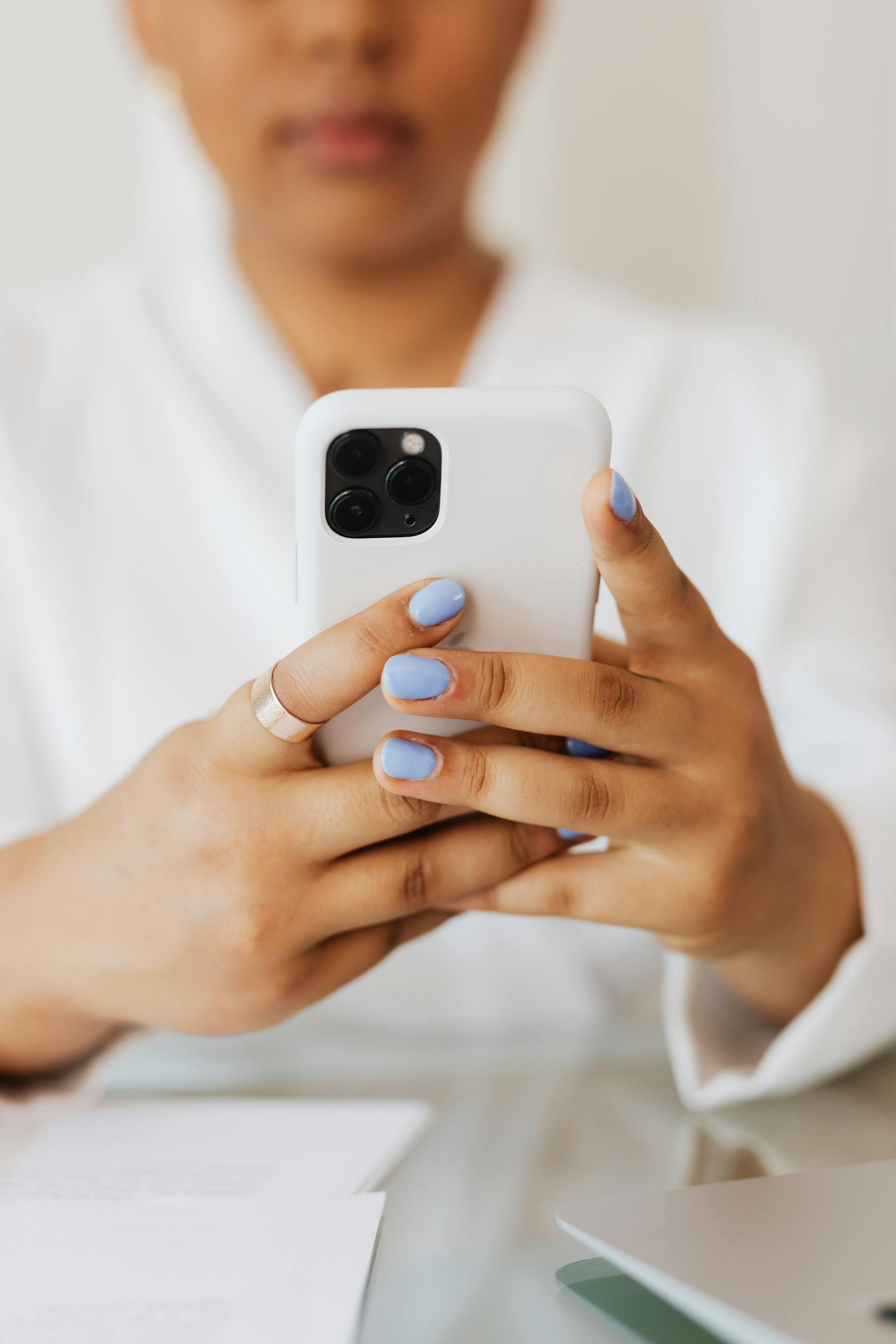 Una mujer escribiendo en su teléfono | Fuente: Pexels