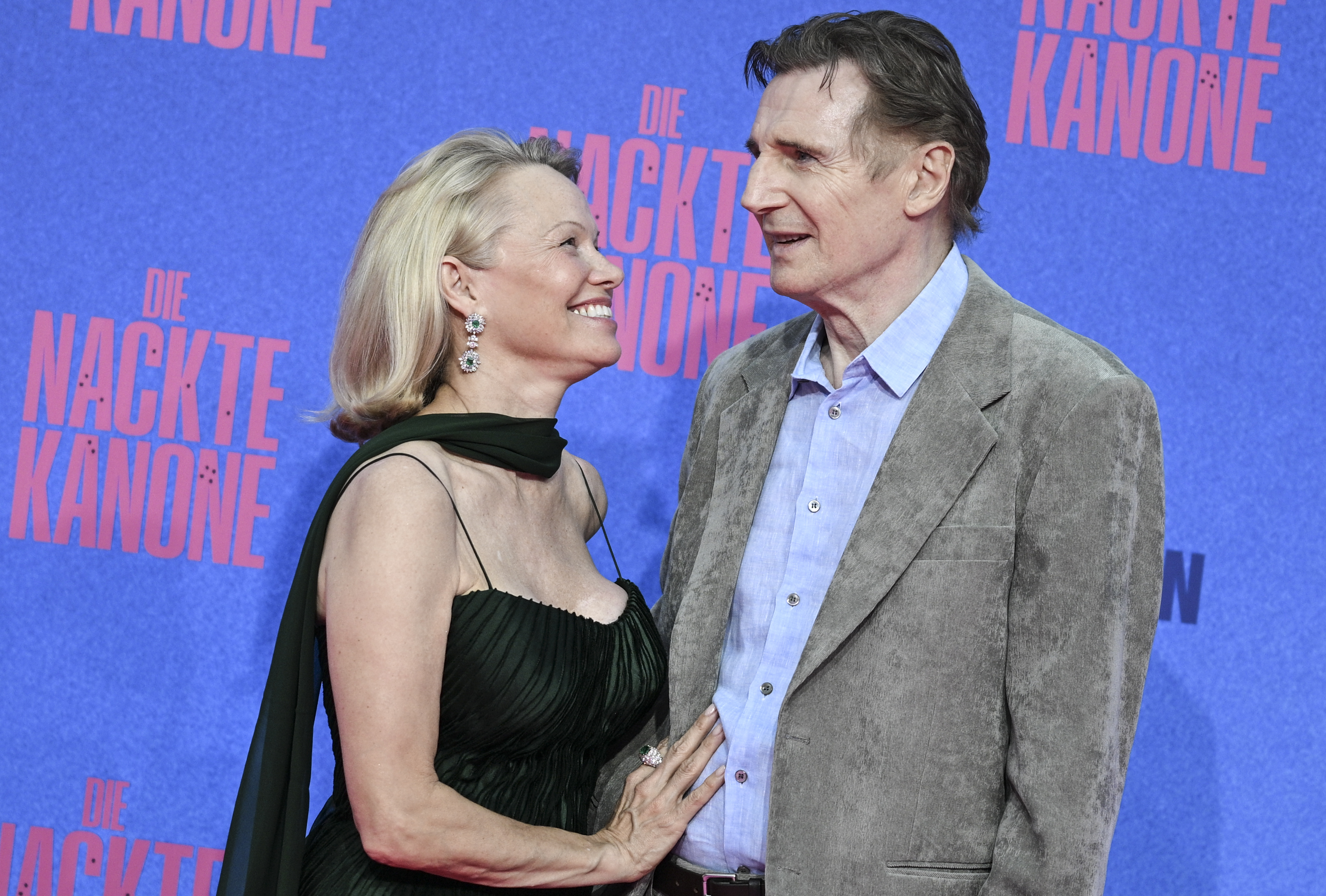 Liam Neeson y Pamela Anderson asisten al estreno de "The Naked Gun" en Berlín, Alemania, el 4 de julio de 2025 | Fuente: Getty Images