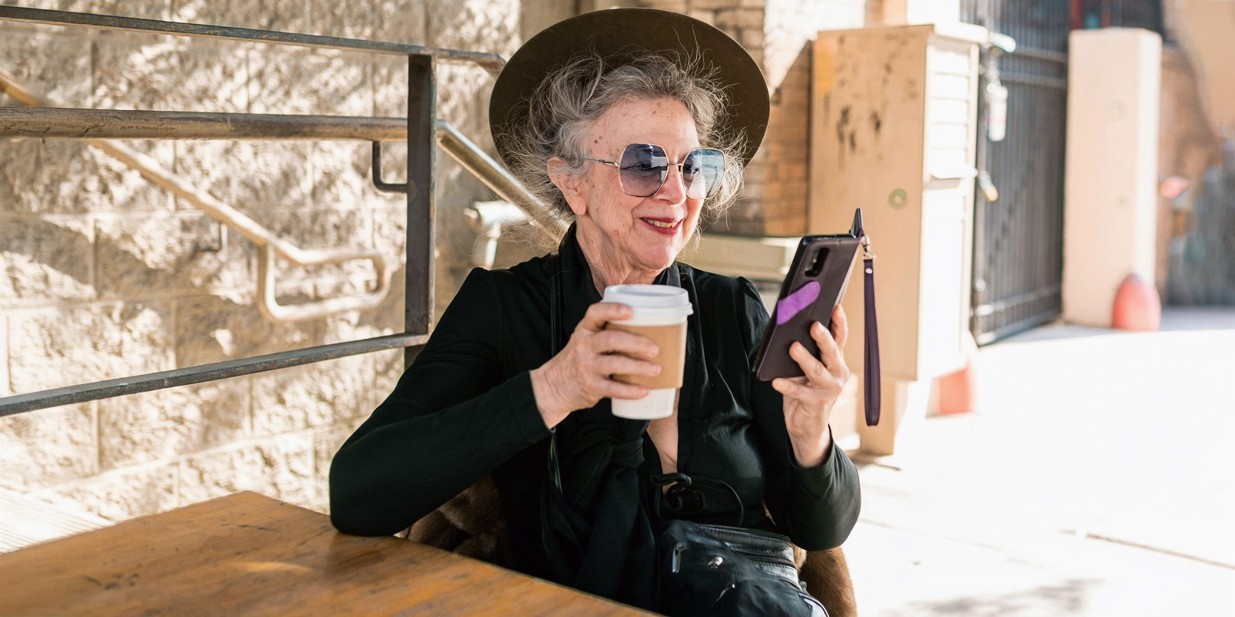 Anciana bebiendo café | Fuente: Pexels