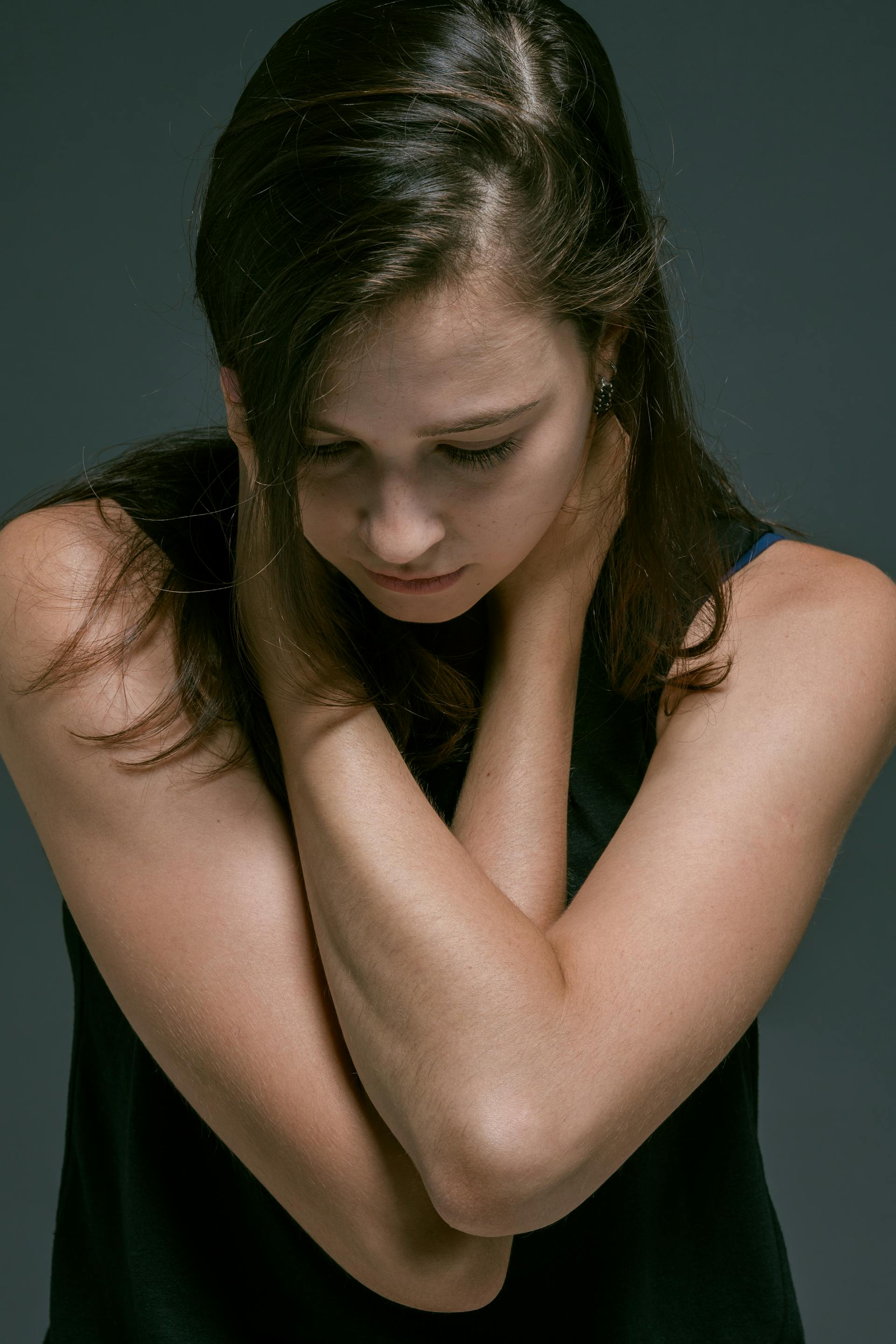 Una joven triste mirando hacia abajo | Fuente: Pexels