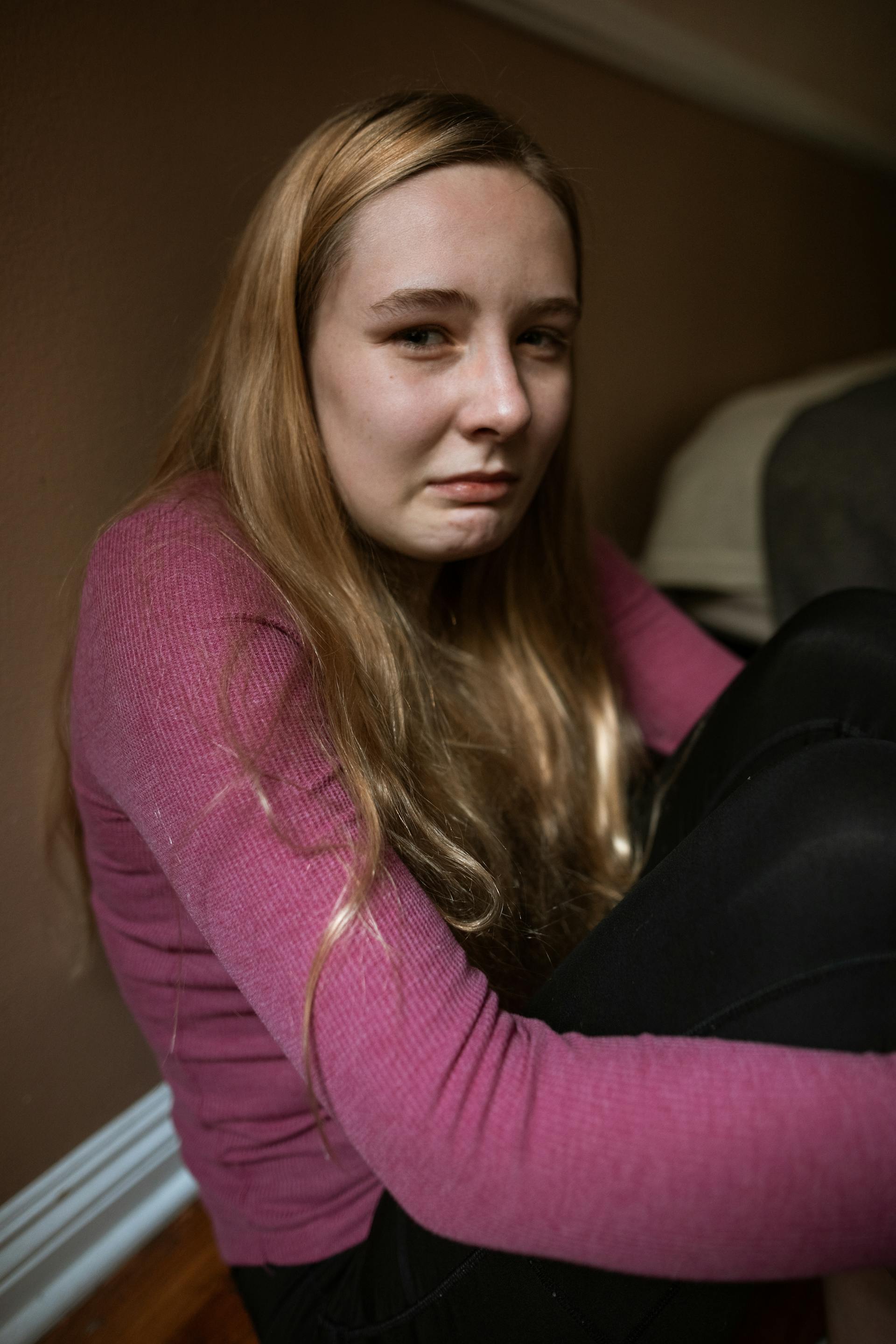 Una adolescente sentada en el suelo y sollozando | Fuente: Pexels