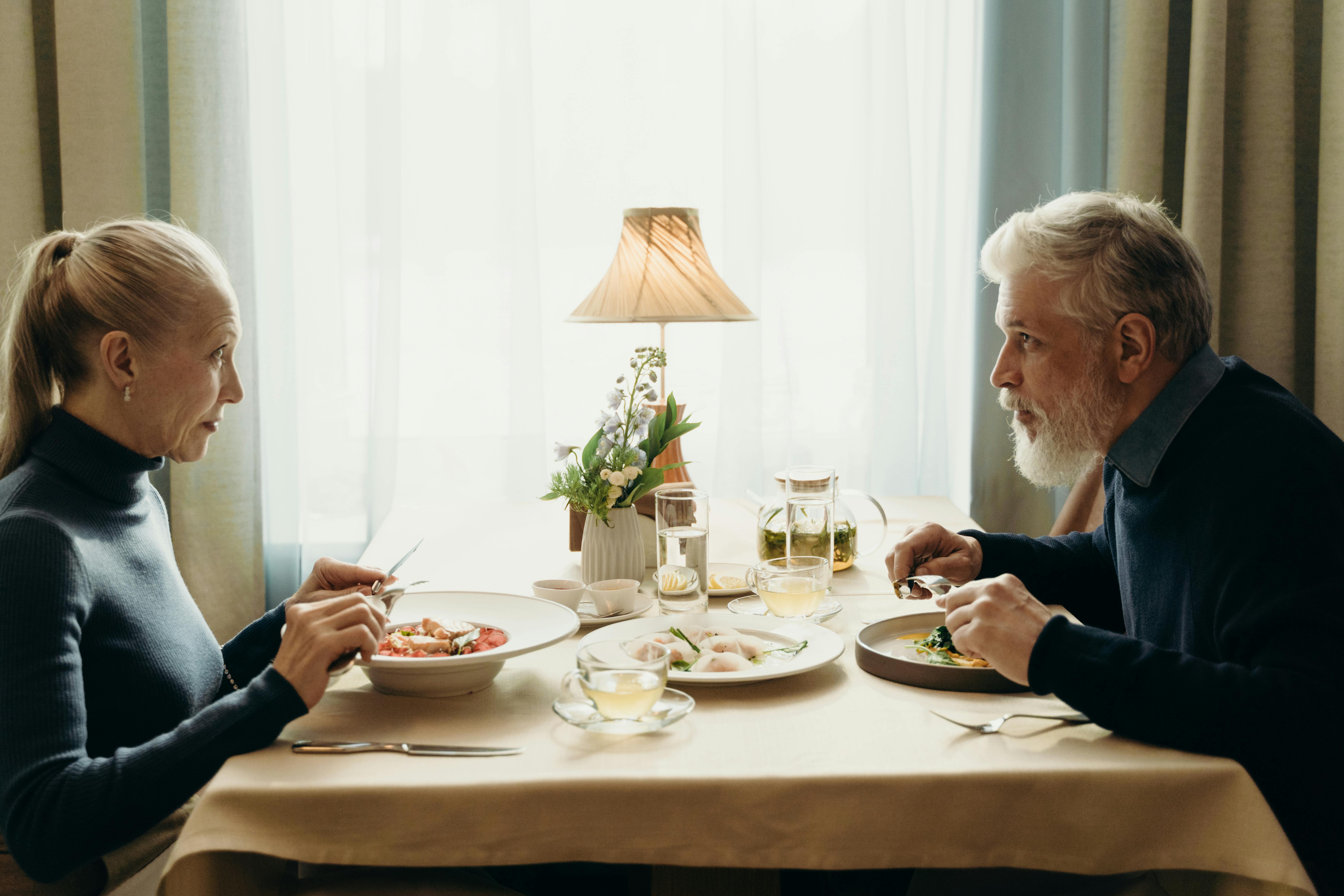 Pareja disfrutando de una comida | Fuente: Pexels