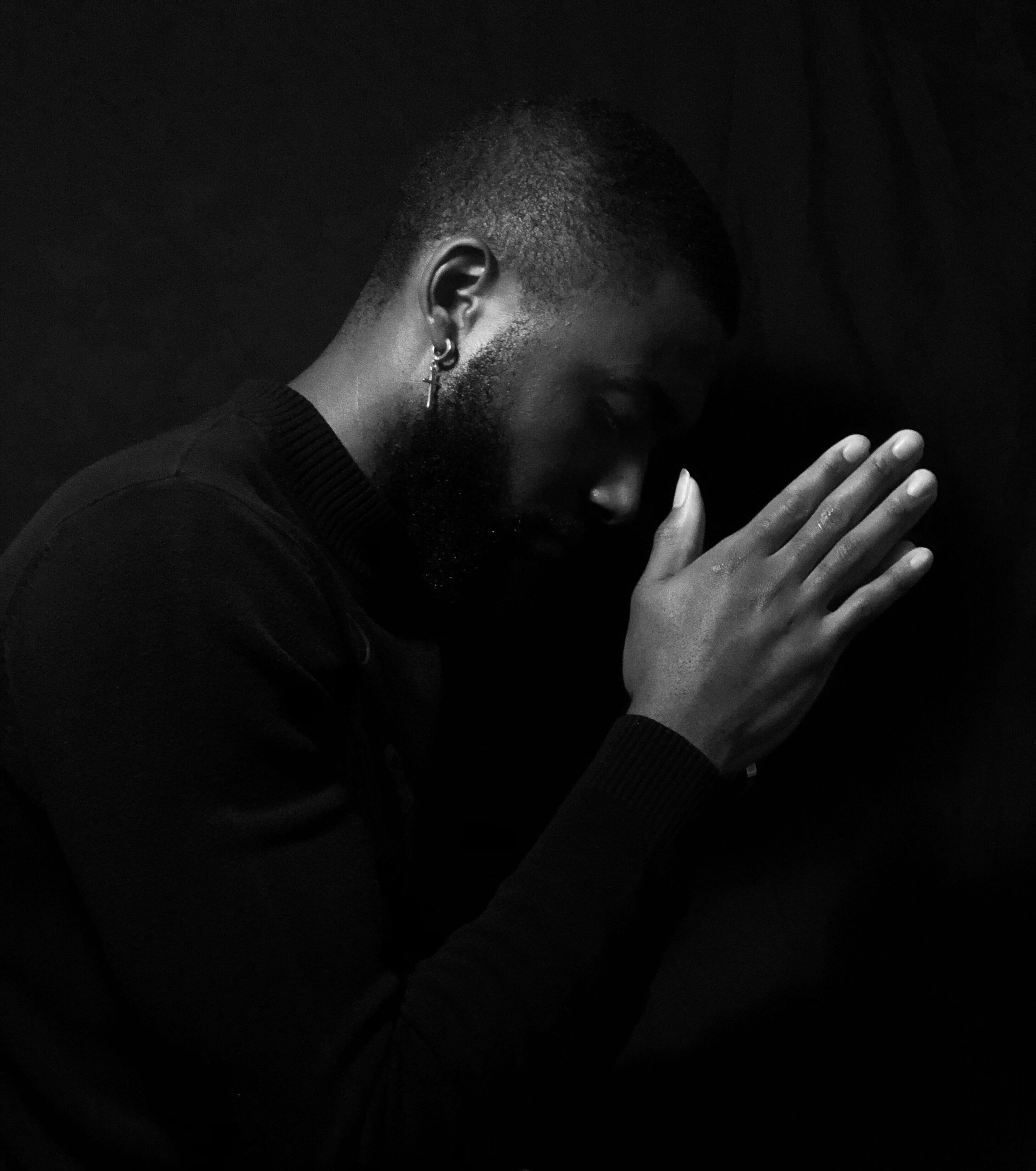 Un hombre sumido en sus pensamientos | Fuente: Unsplash