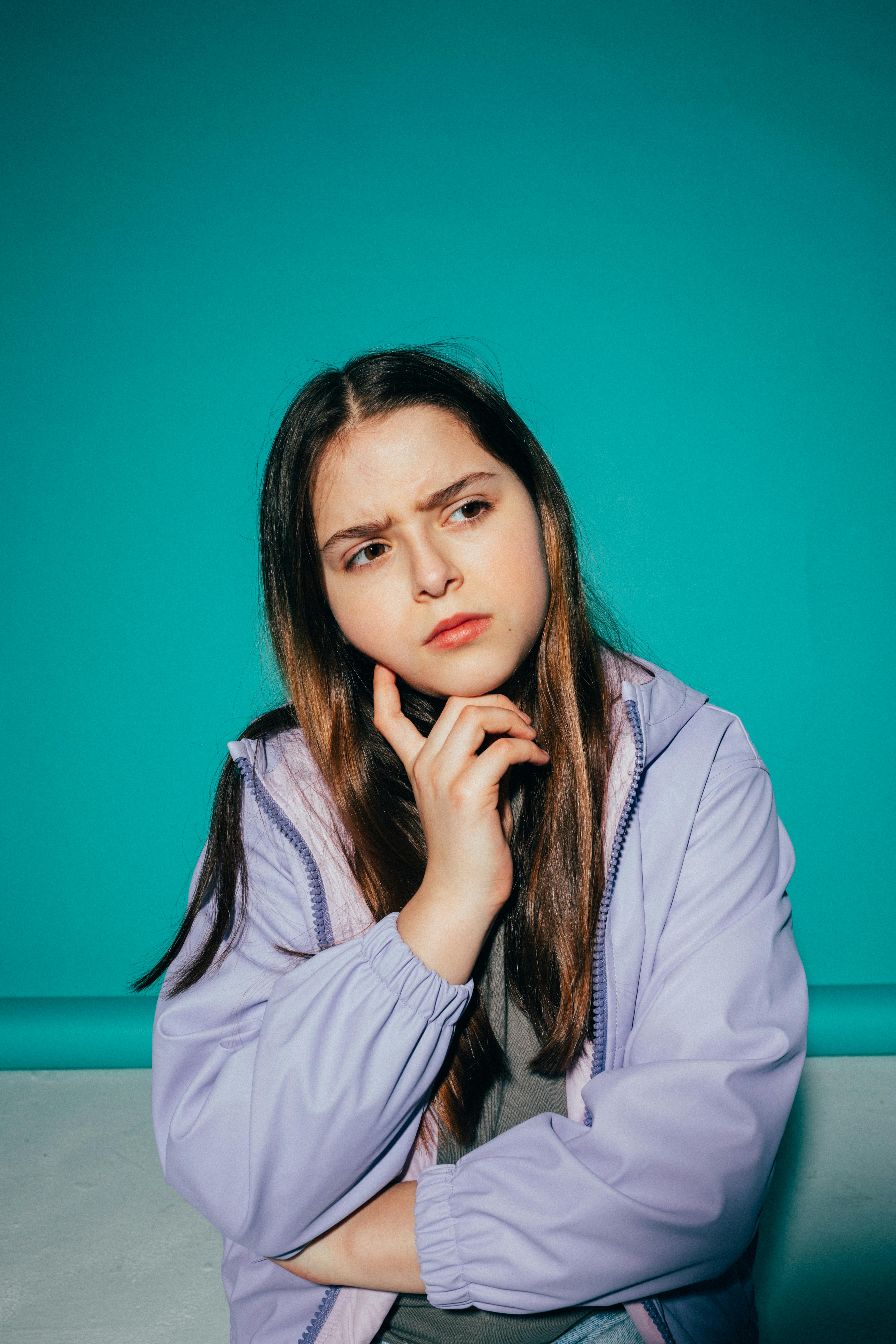Una adolescente con el ceño fruncido | Fuente: Pexels