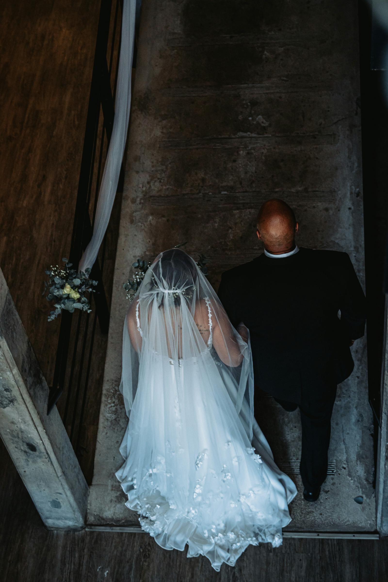 Novia caminando hacia el altar con su padre | Fuente: Unsplash