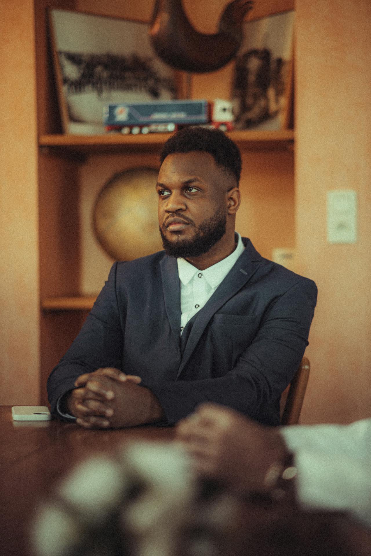 Dos hombres sentados a una mesa | Fuente: Pexels