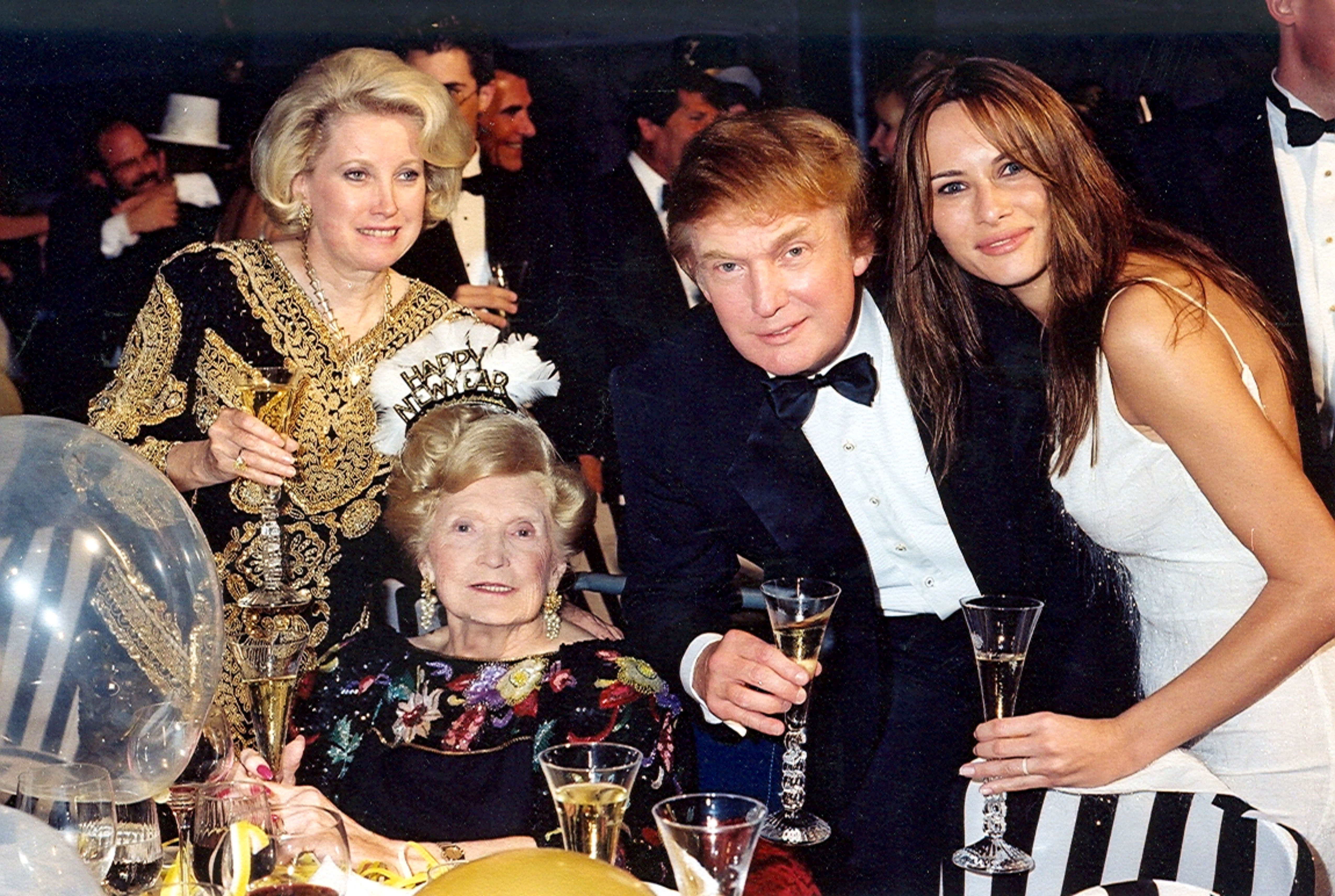 Mary Trump y sus hijos Elizabeth Trump Grau, Donald Trump y su esposa Melania Knauss en enero de 1999 | Fuente: Getty Images