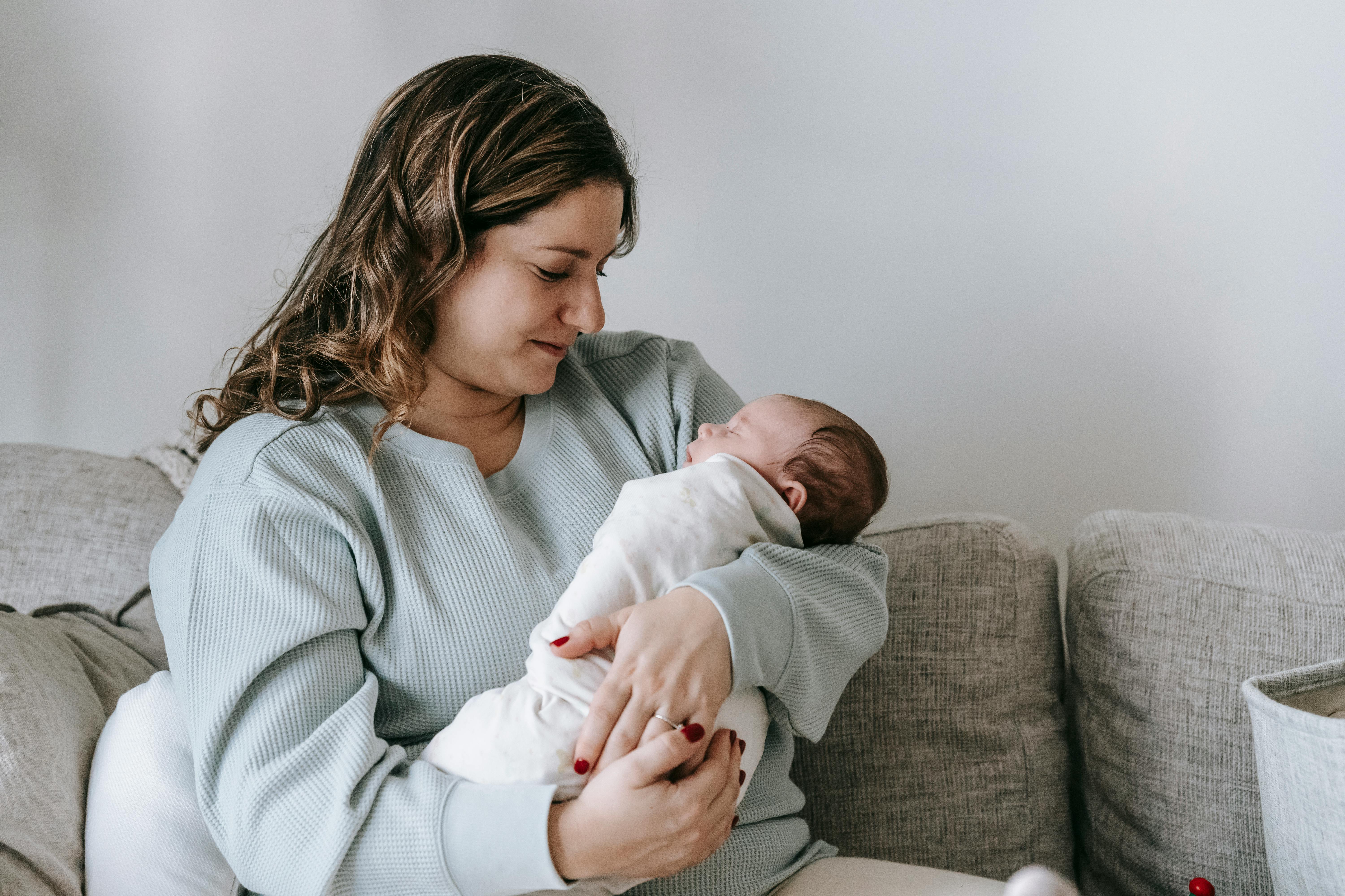 Mamá sosteniendo a su recién nacido | Fuente: Pexels