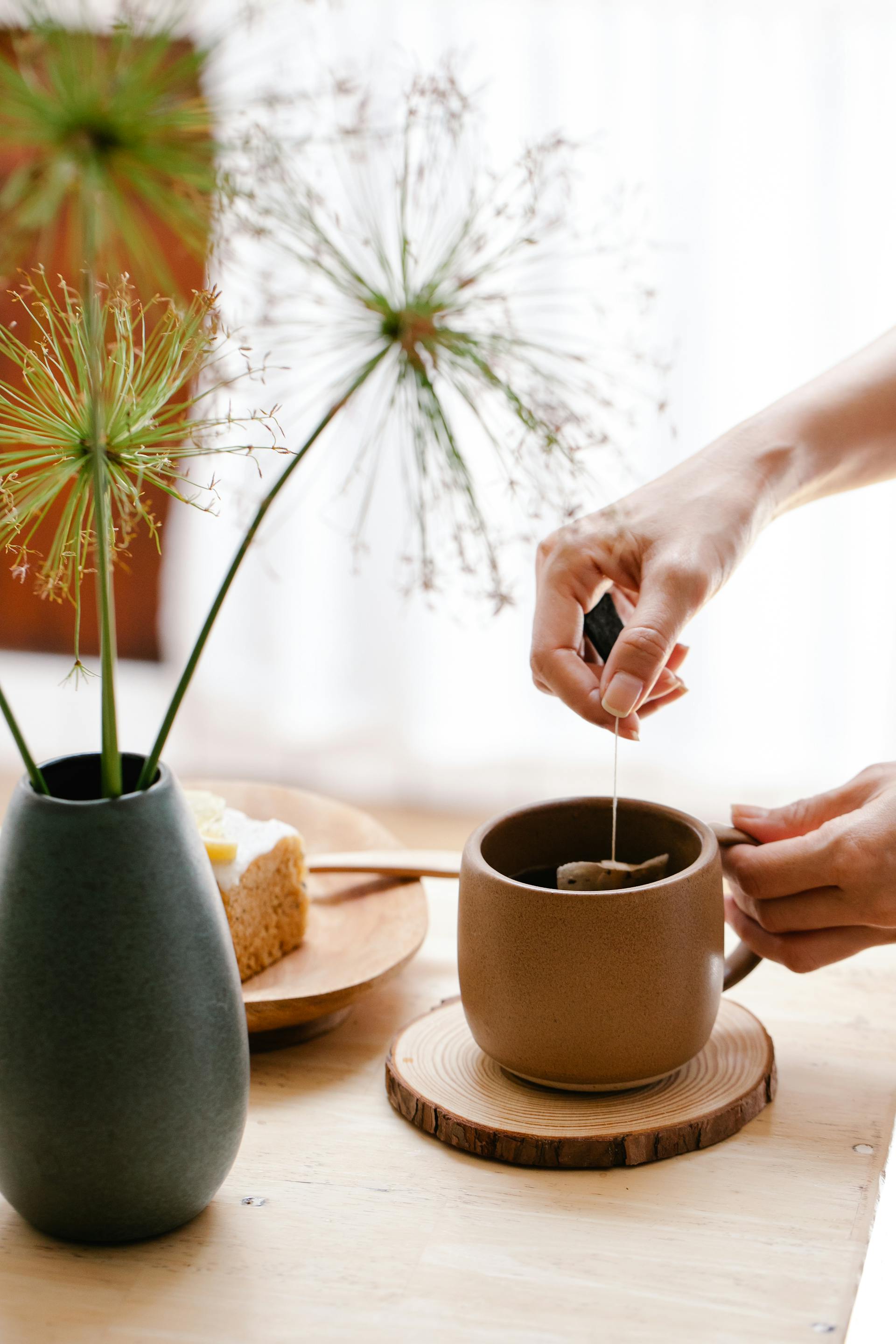 Una mujer con una bolsita de té | Fuente: Pexels