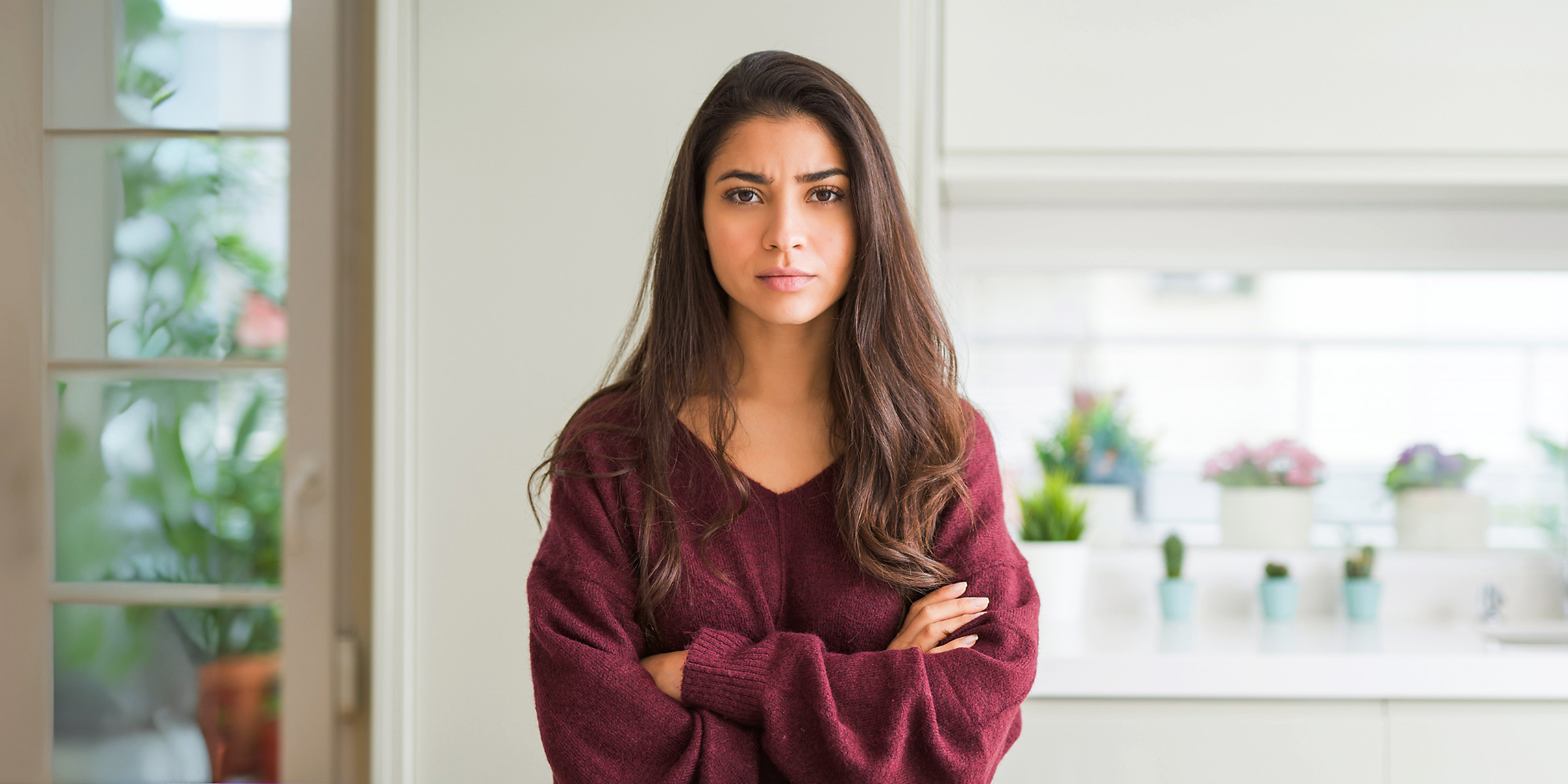 Mujer de brazos cruzados | Fuente: Shutterstock