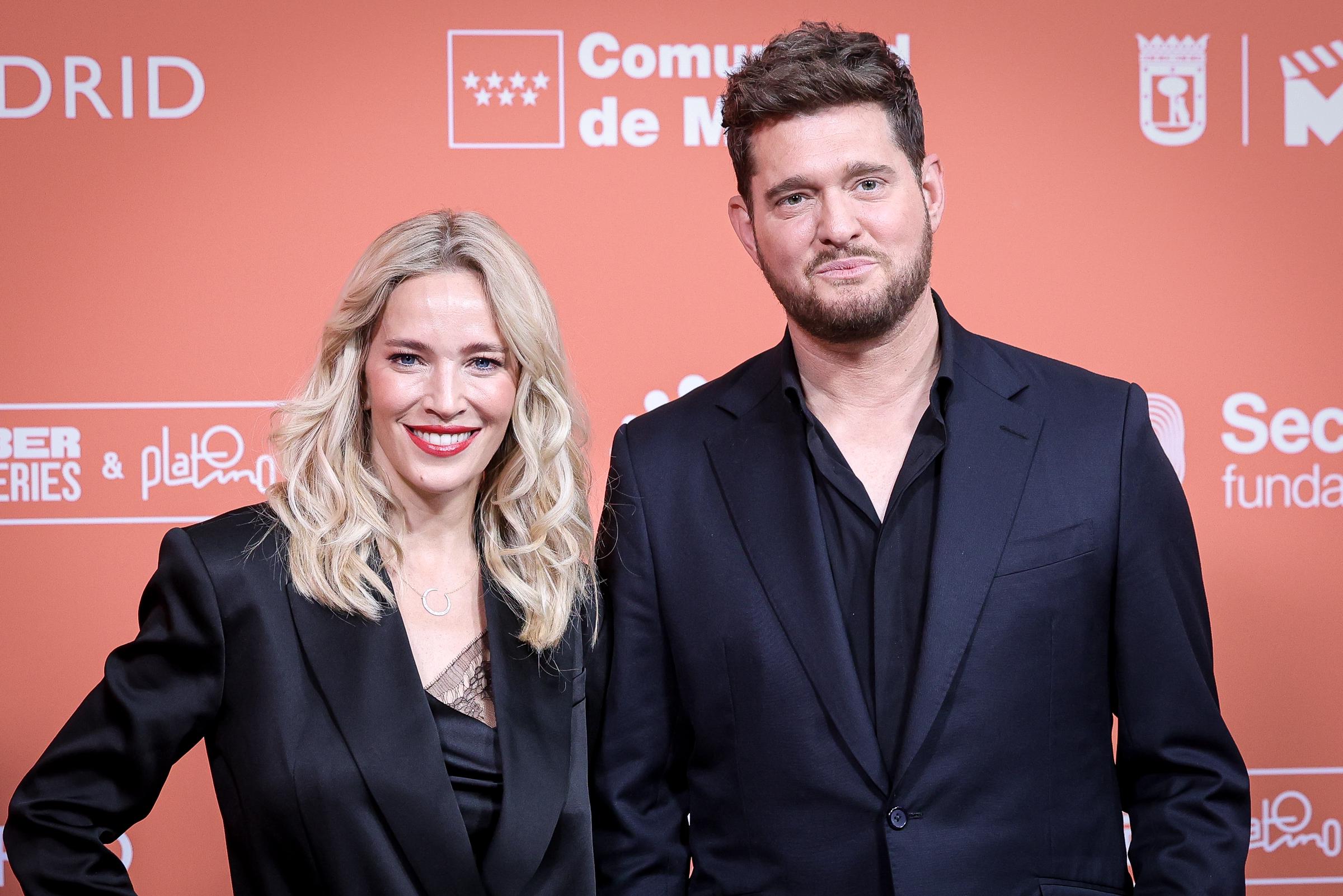 Luisana Lopilato y el cantante Michael Bublé asisten a una fotocelda durante la 5ª Iberseries & Platino Industria en Matadero el 30 de septiembre de 2025 en Madrid, España. | Fuente: Getty Images