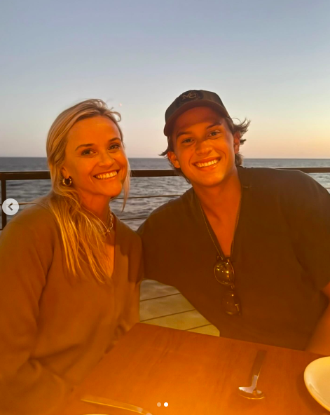 Reese Witherspoon y Deacon Phillippe sonriendo para una foto, publicada el 23 de octubre de 2024. | Fuente: Instagram/reesewitherspoon