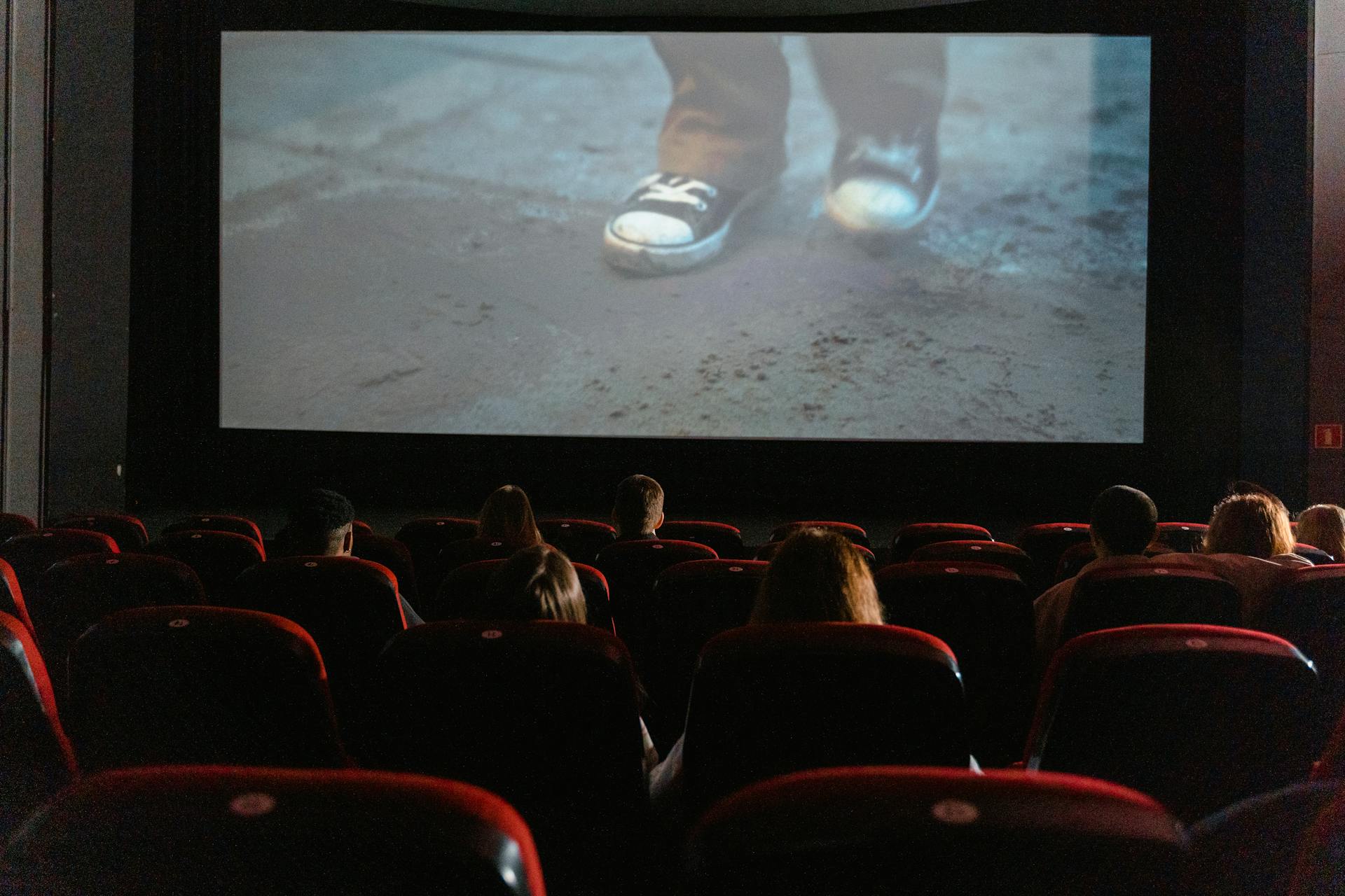 Gente viendo una película | Fuente: Pexels