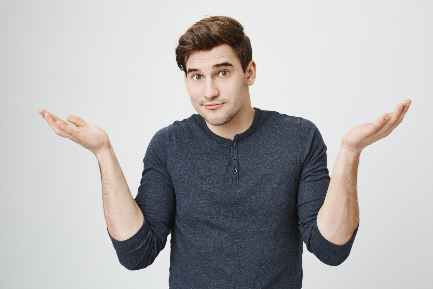 Un hombre encogiéndose de hombros | Fuente: Freepik