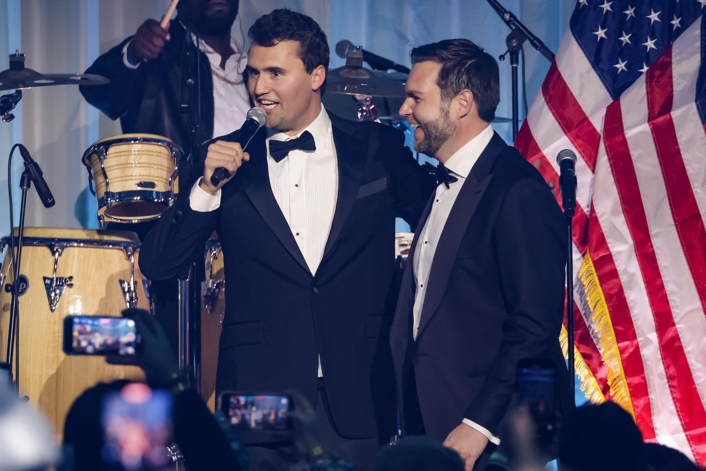Charlie Kirk presenta a JD Vance en el escenario durante el Turning Point USA Inaugural-Eve Ball el 19 de enero de 2025. | Fuente: Getty Images