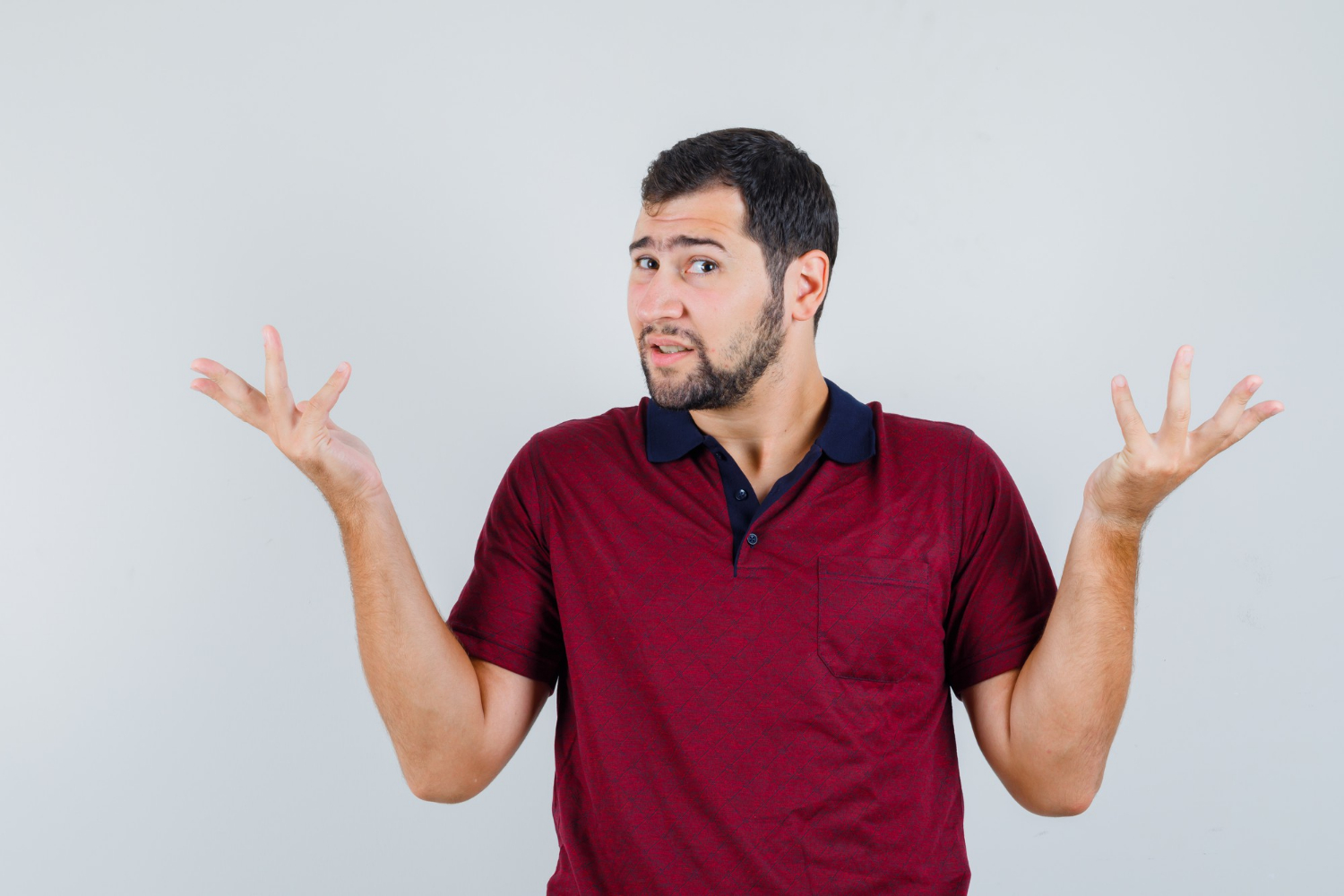 Un hombre molesto encogiéndose de hombros | Fuente: Freepik