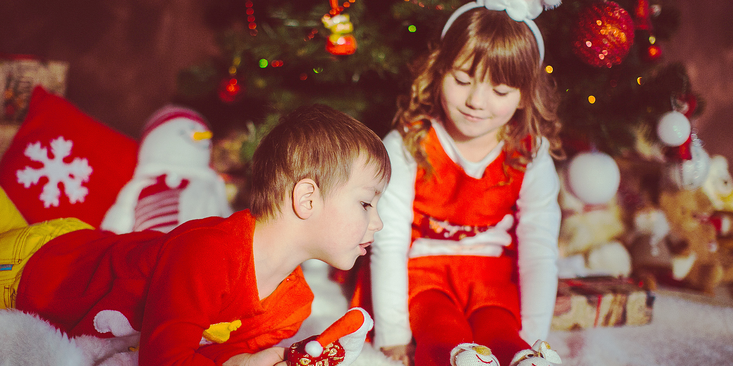 Niños jugando junto a un árbol de Navidad | Fuente: Freepik