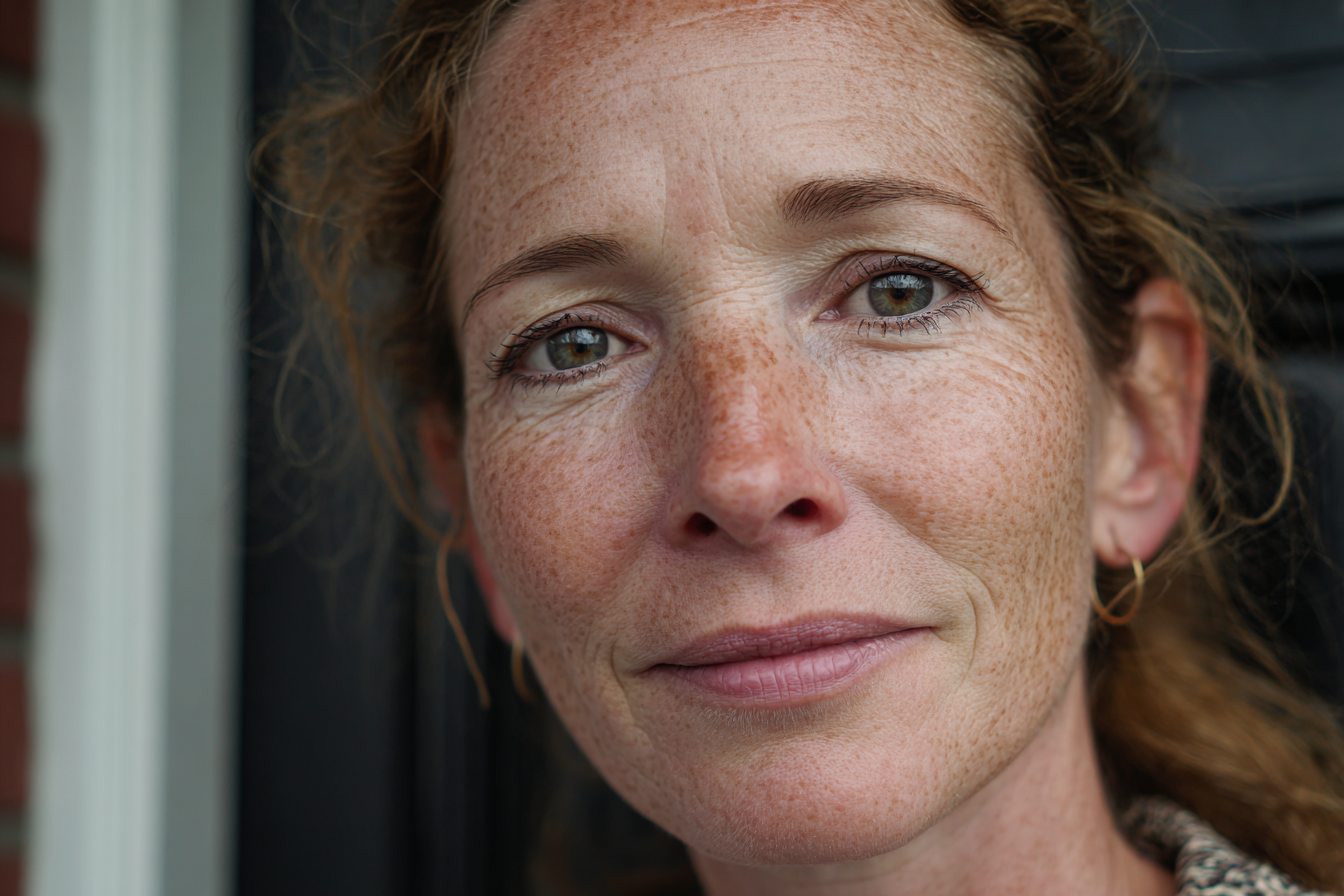 Una mujer mirando al frente | Fuente: Midjourney