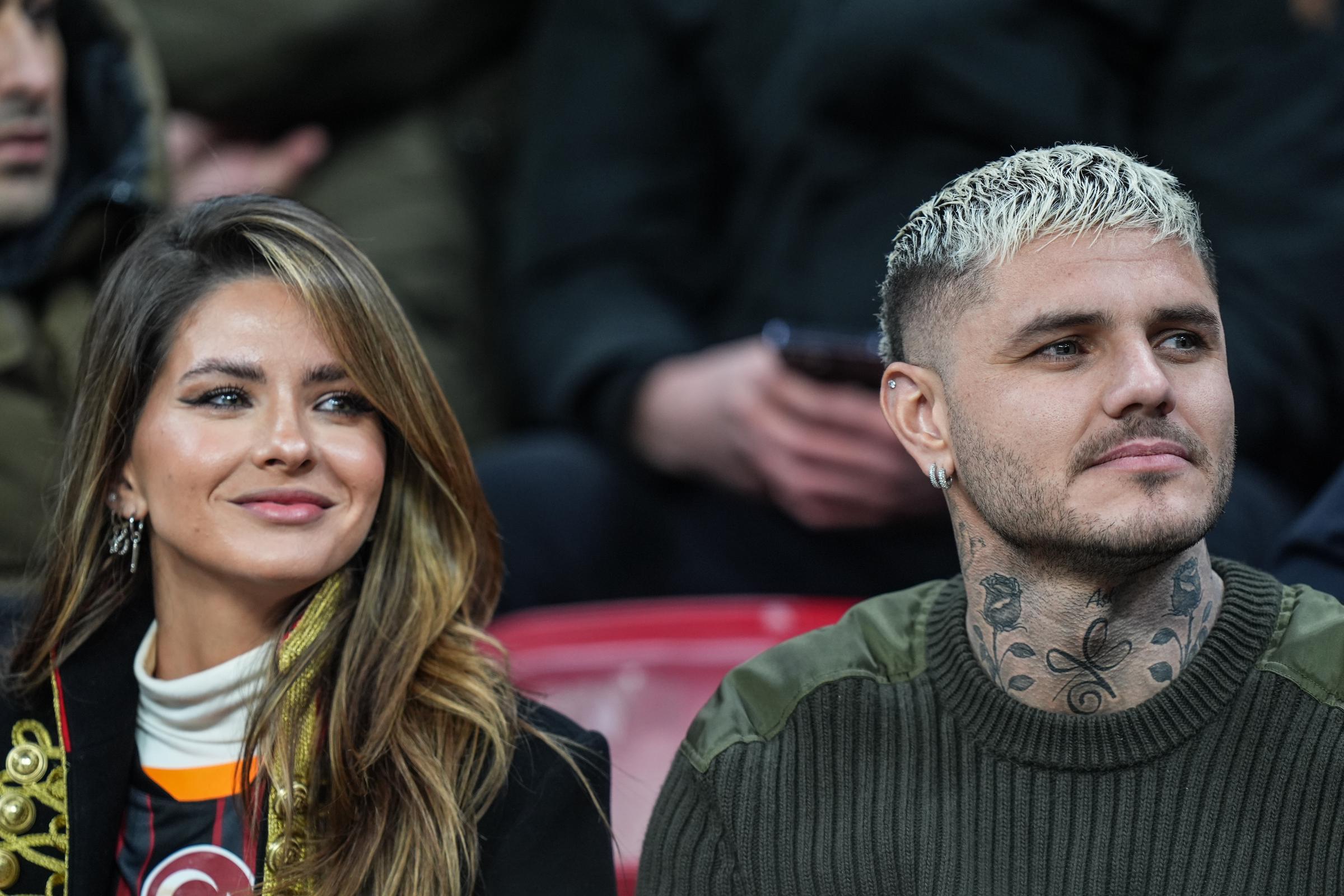 Mauro Icardi, jugador del Galatasaray, y su novia, la "China" Suárez, presenciaron el partido de la jornada 25 de la Superliga turca entre el Galatasaray y el Fenerbahçe en el RAMS Park de Estambul, Turquía, el 24 de febrero de 2025. | Fuente: Getty Images