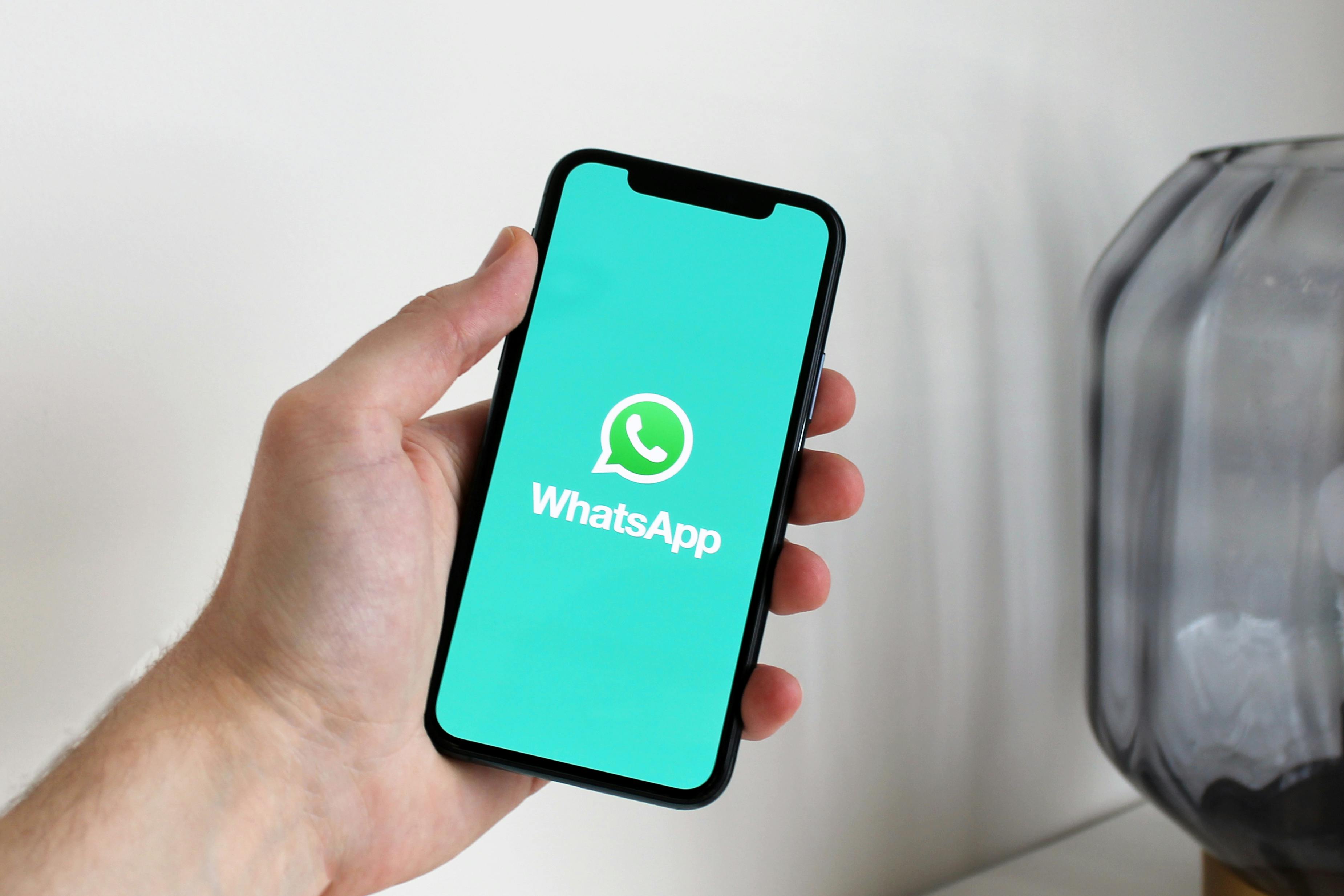 Una persona abriendo WhatsApp en un teléfono | Fuente: Pexels