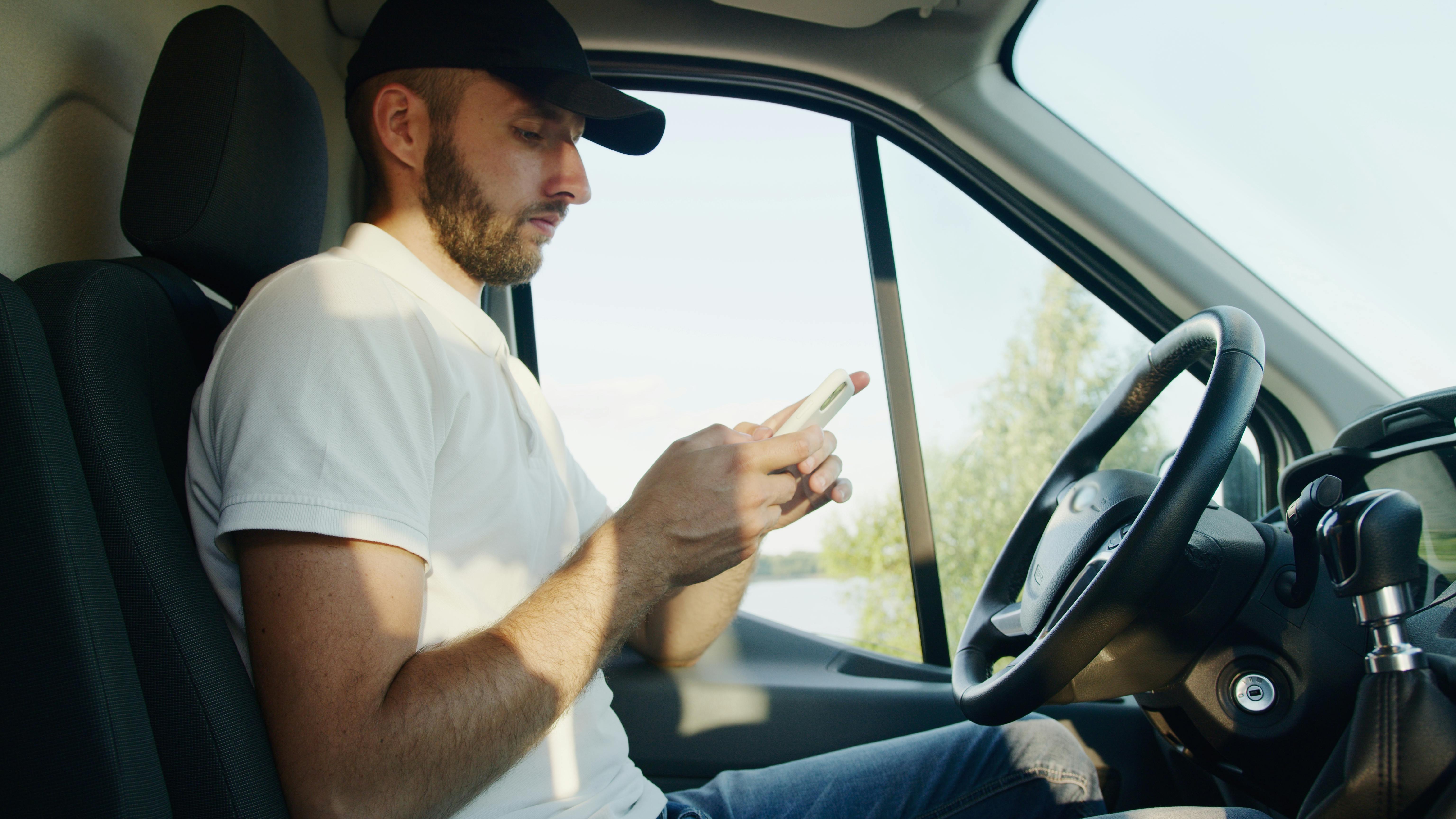 Un hombre serio usando su teléfono | Fuente: Pexels