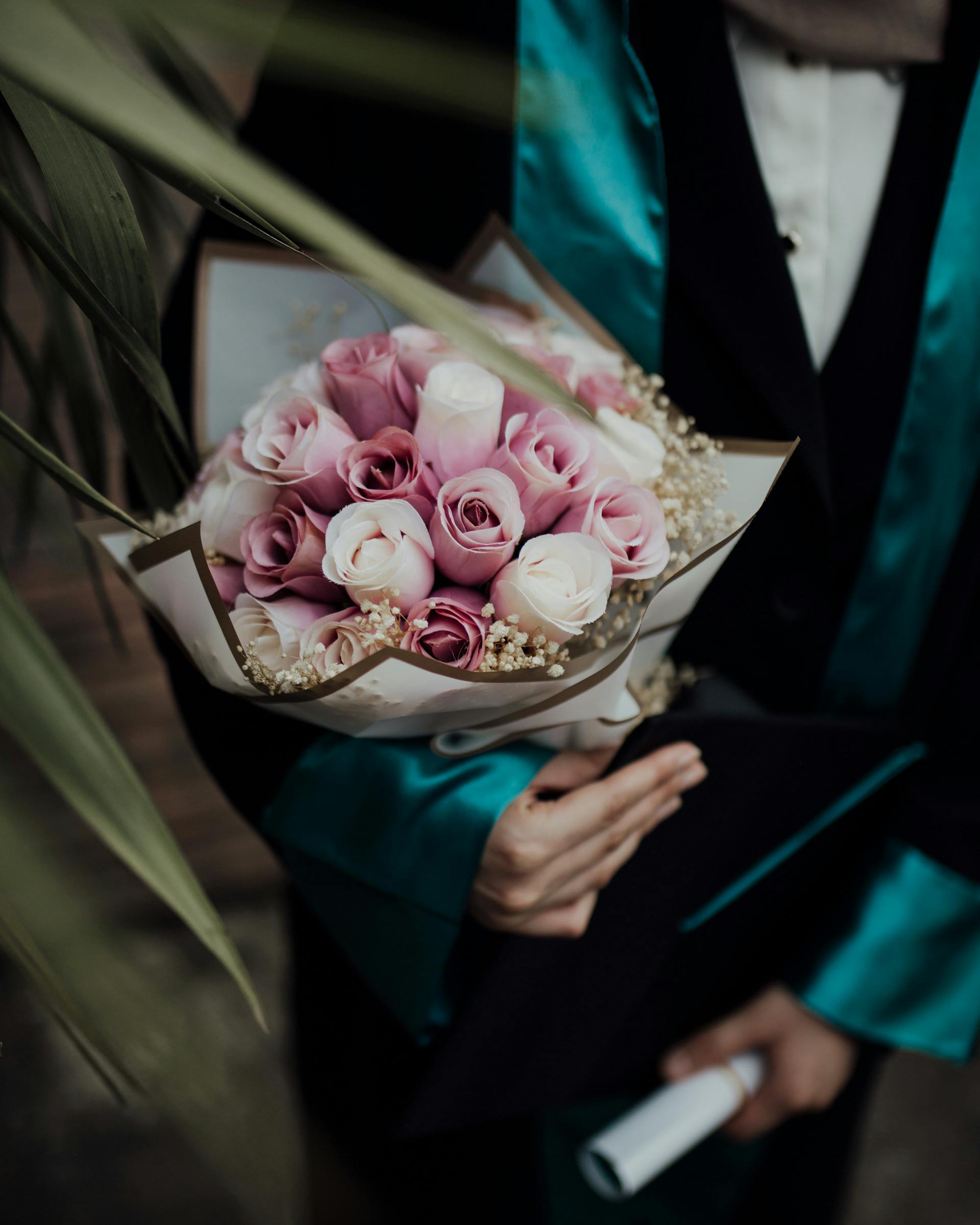 Una mujer con un ramo en la mano | Fuente: Pexels