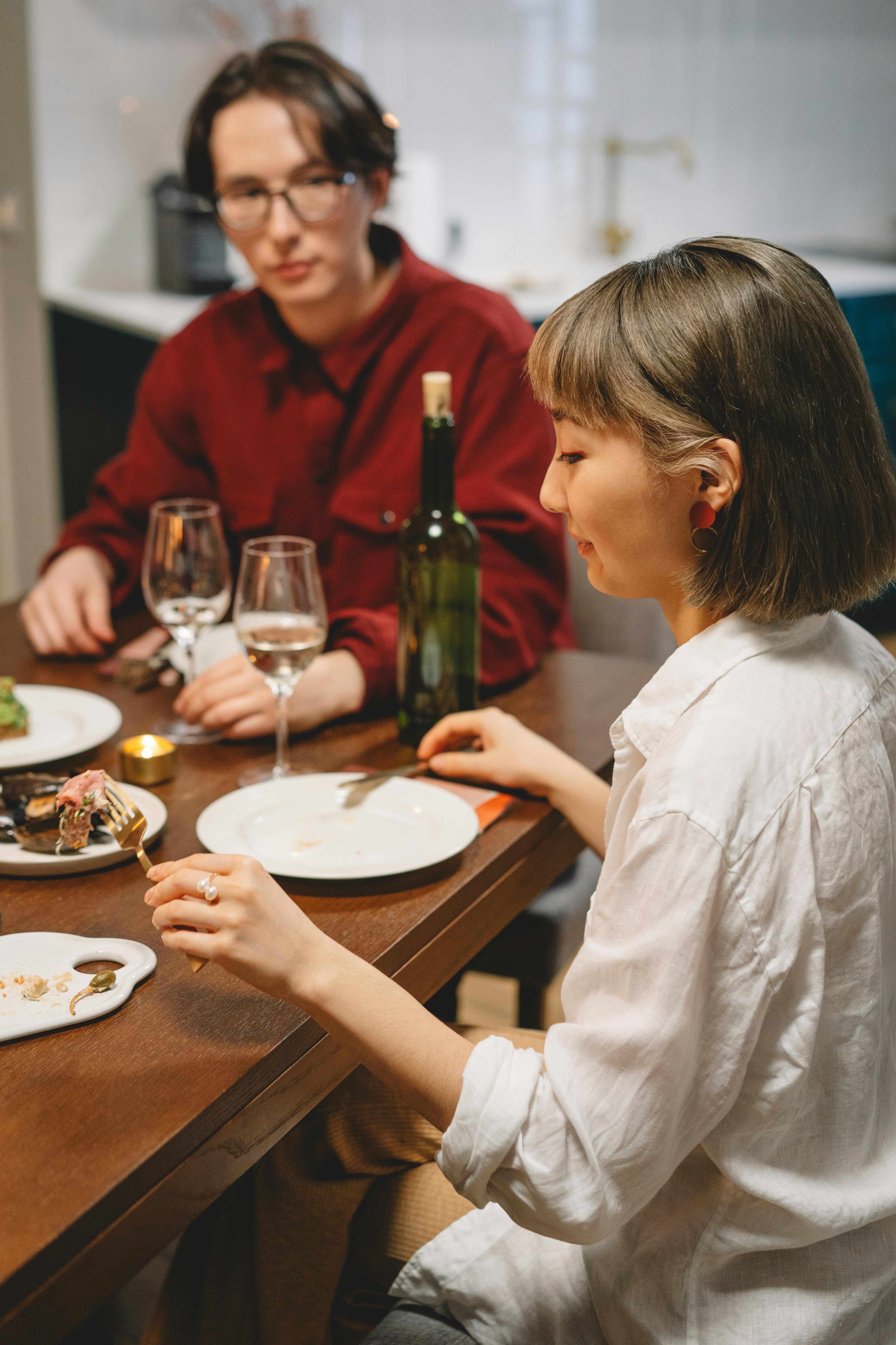 Gente sentada a la mesa | Fuente: Pexels