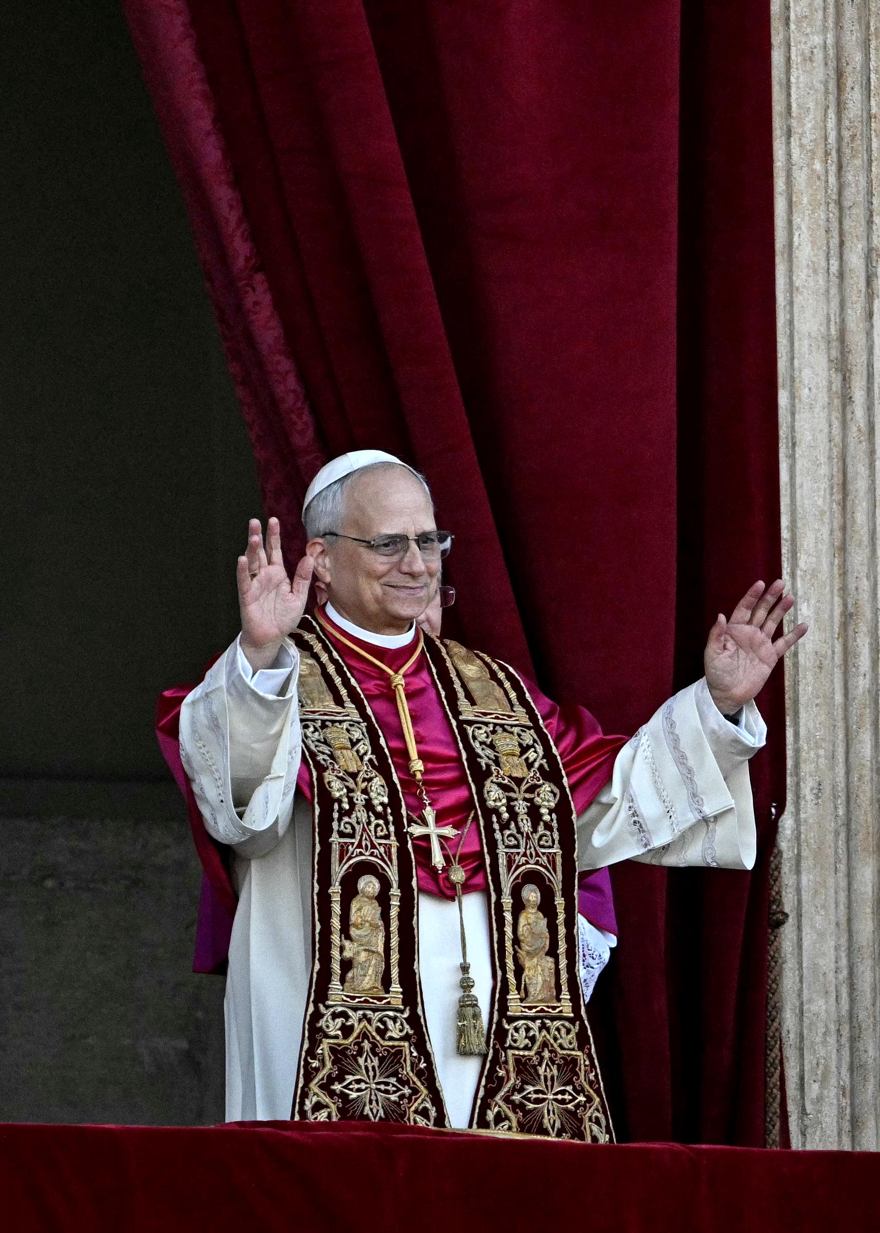 El papa León XIV, Robert Francis Prevost gesticula en el balcón de la logia central principal de la Basílica de San Pedro el 8 de mayo de 2025 | Fuente: Getty Images