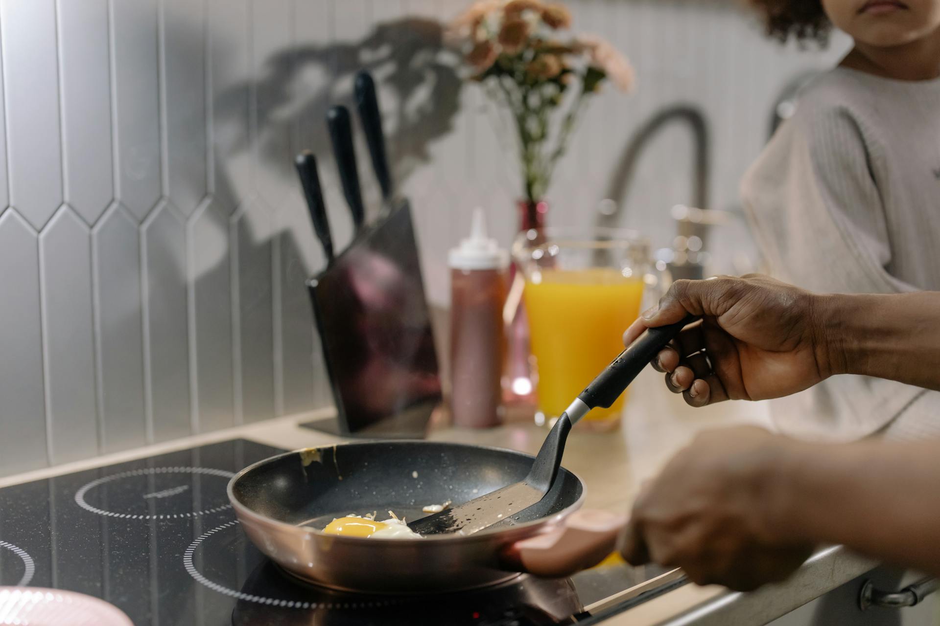 Una persona cocinando un huevo | Fuente: Pexels