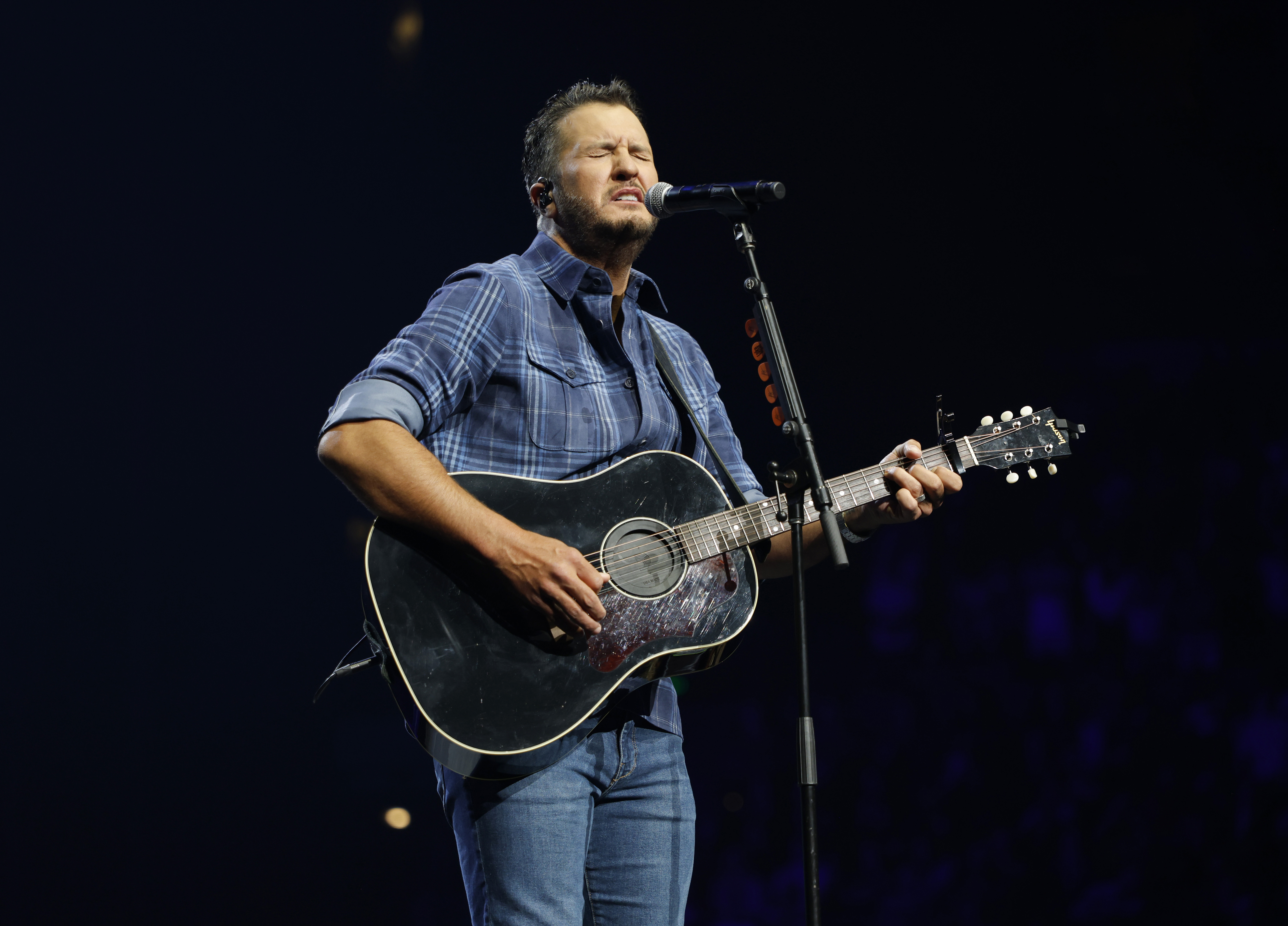 Luke Bryan actuando en el Bridgestone Arena el 18 de abril de 2025, en Nashville, Tennessee. | Fuente: Getty Images