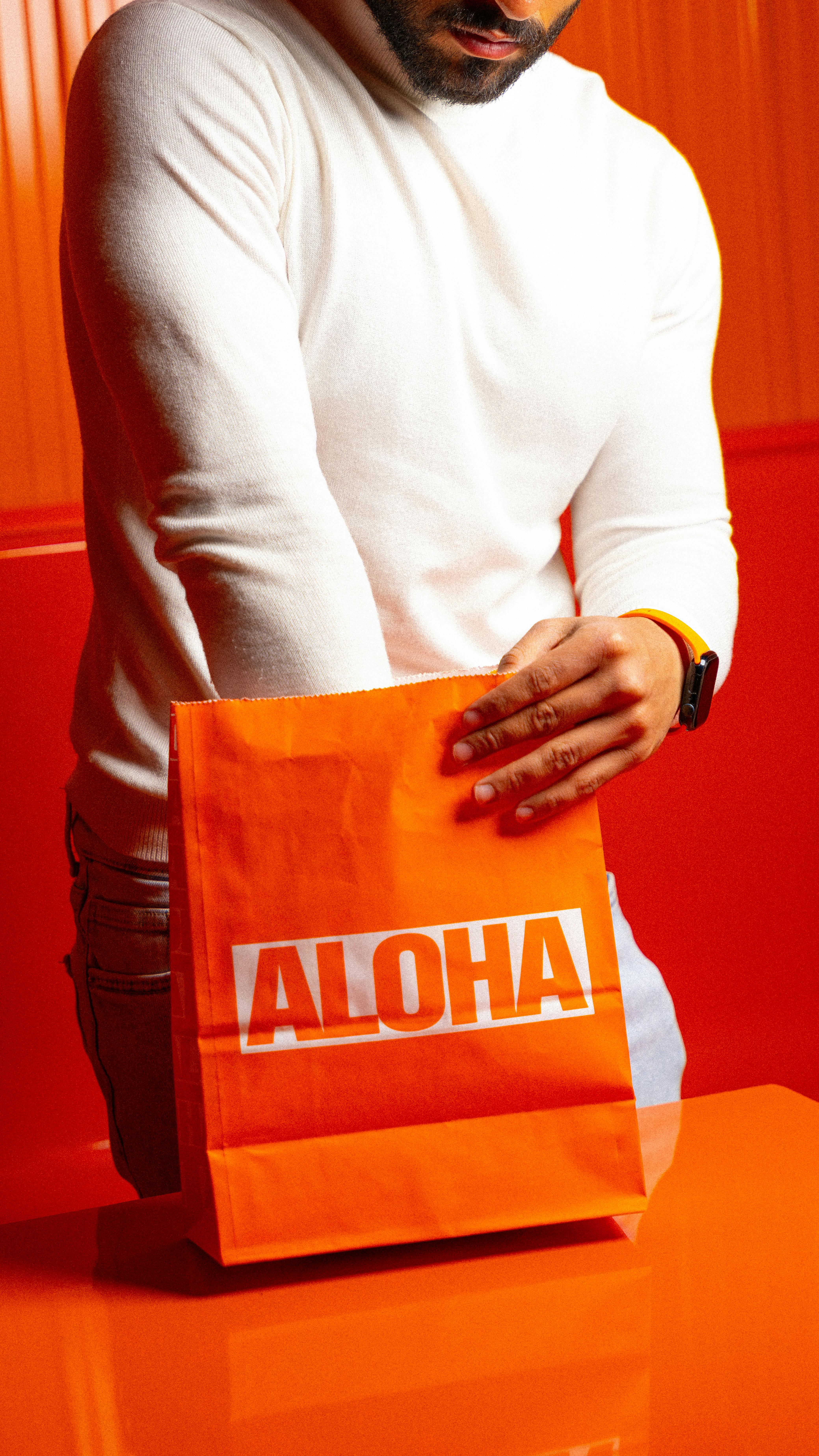 Un hombre con una bolsa de comida | Fuente: Pexels