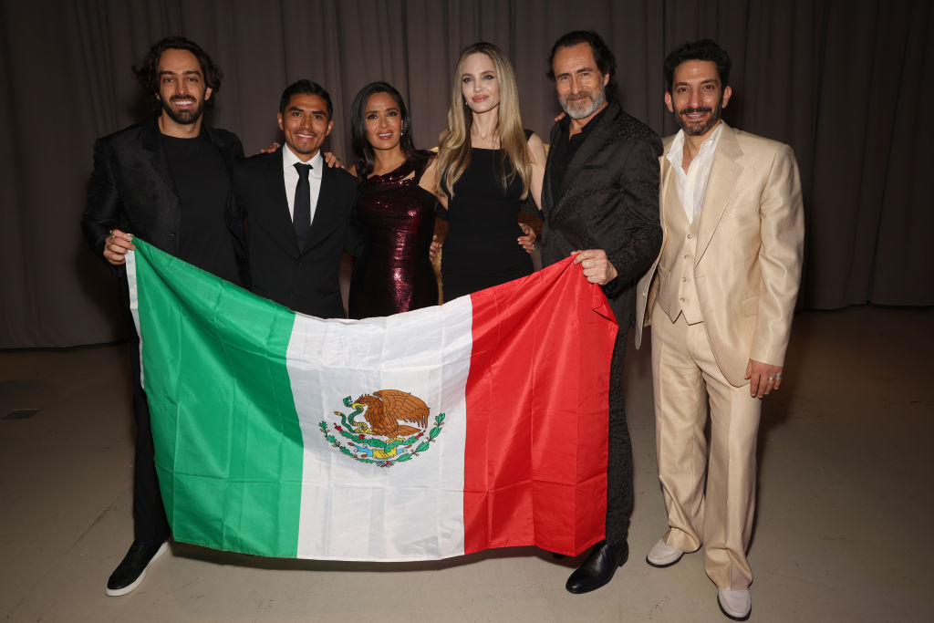 Patricio José, Jorge Antonio Guerrero, Salma Hayek, Angelina Jolie, Demián Bichir y Juan Gervasio Minujín asisten al estreno de "Without Blood" durante el Festival Internacional de Cine de Toronto 2024 en el TIFF Lightbox, el 8 de septiembre de 2024 en Toronto, Ontario. | Foto: Getty Images