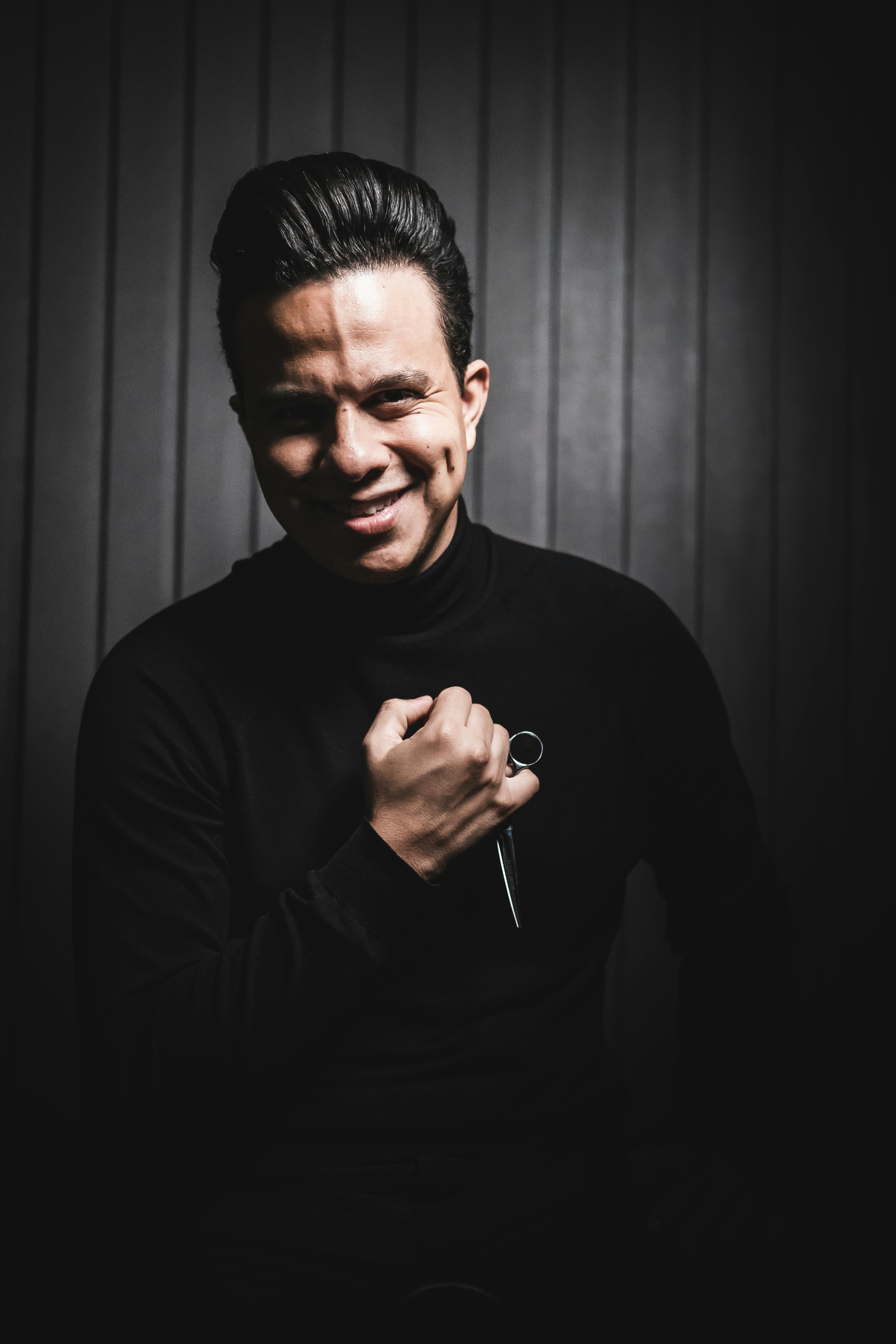 Un hombre con un hoyuelo sonriendo | Fuente: Pexels